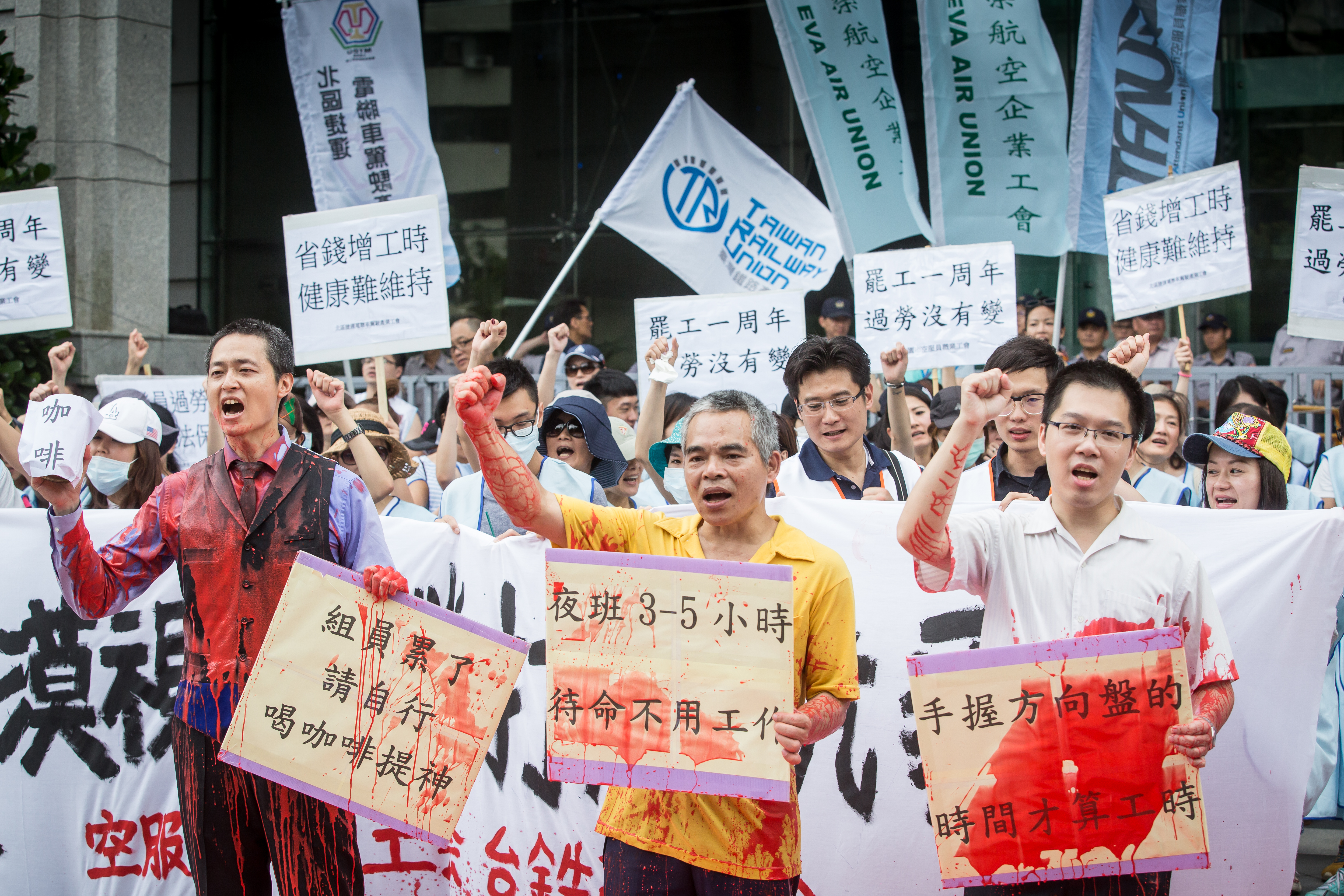 陸空運輸業工會集結在交通部門口，抗議交通部對於過勞問題置之不理。