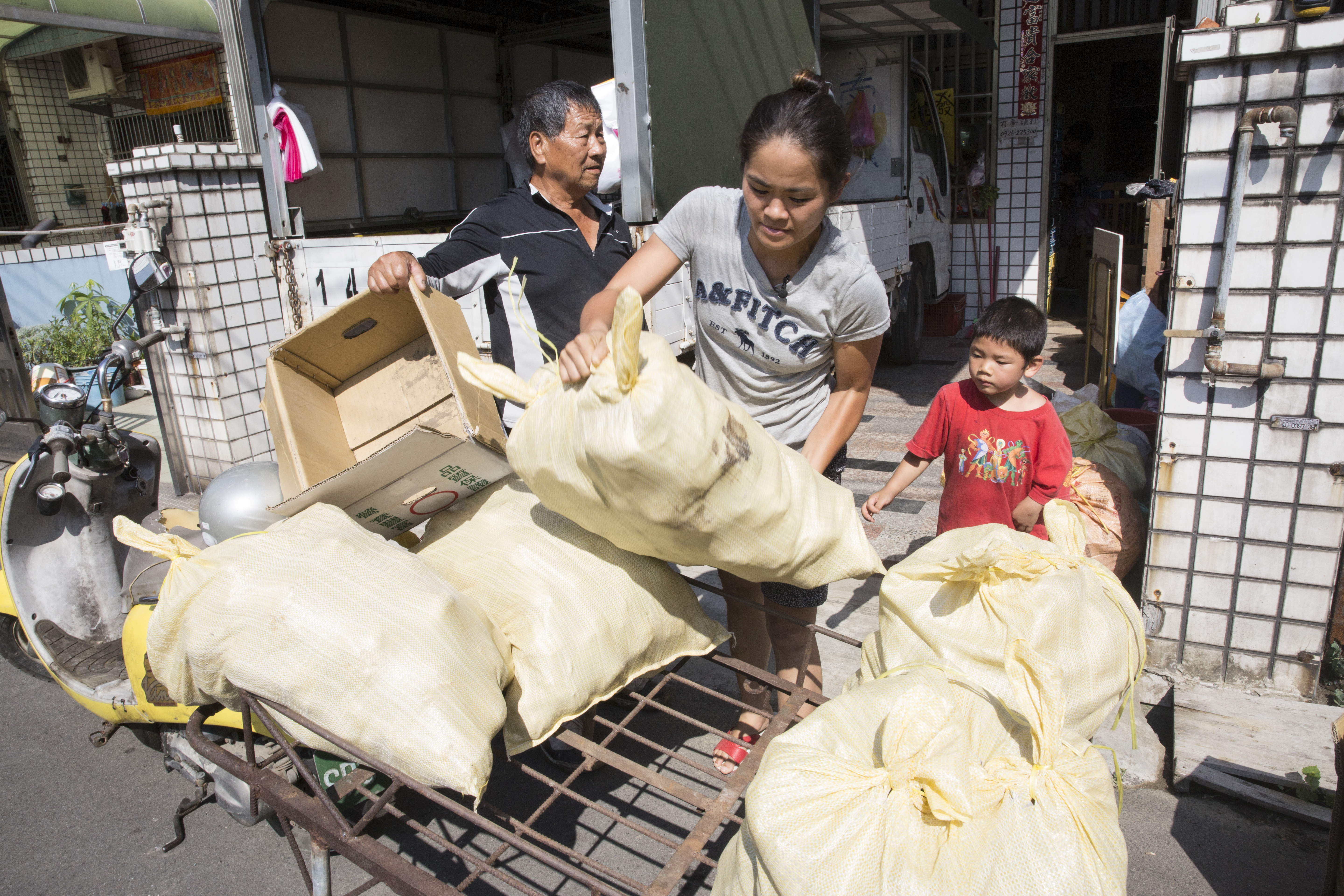 為母則強，李沂日日一人扛起數十台斤重的地瓜。