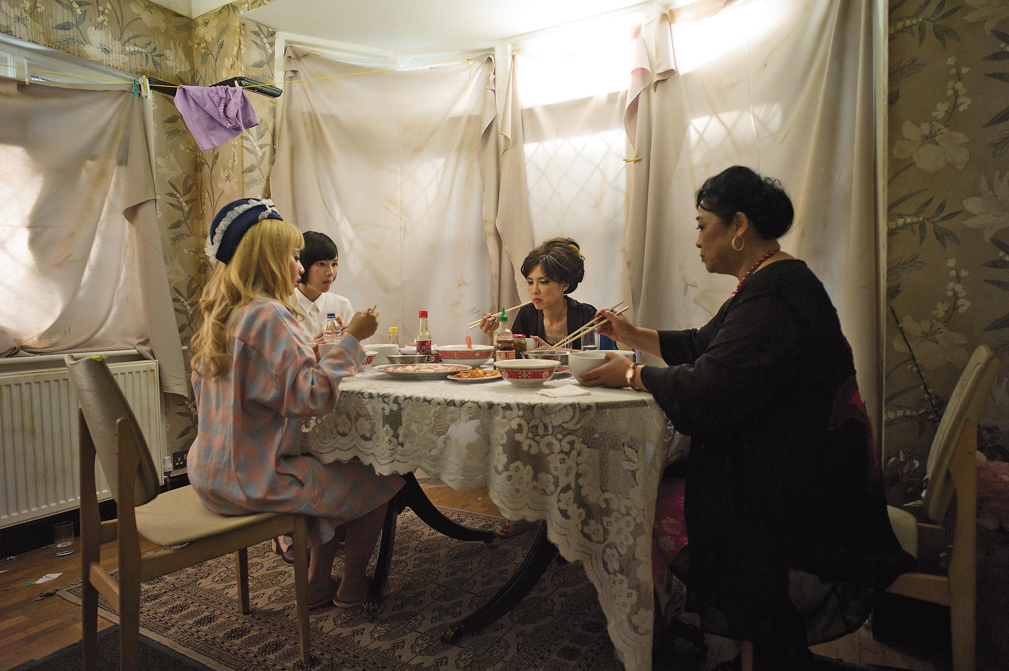 《接線員》場景比照真實按摩院，用布遮住窗戶避免查緝，左起為飾演按摩女的范時軒、紀培慧、陳湘琪與演老鴇的卓見。 （鏡象電影提供）