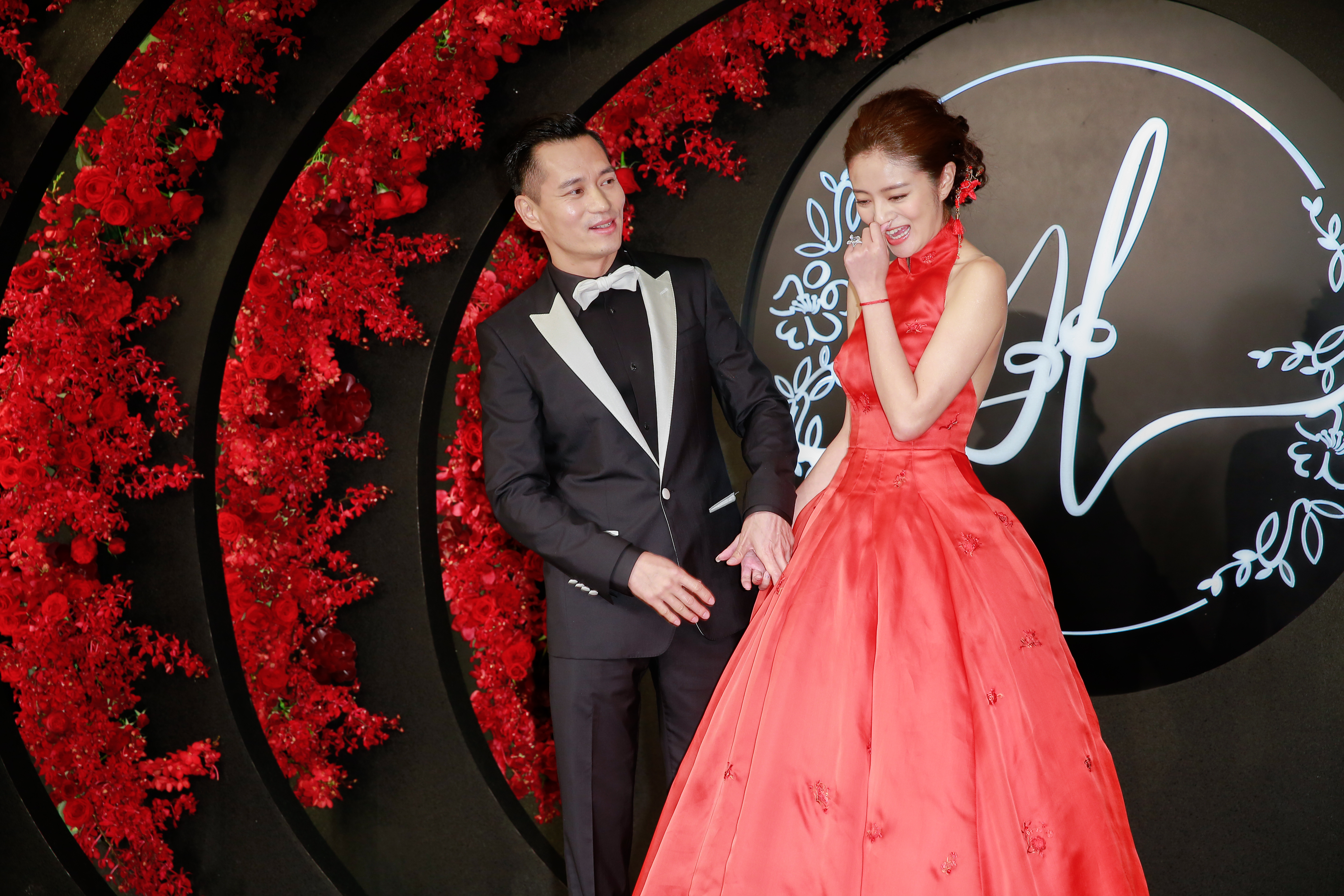 安以軒被現場拱和丈夫熱吻，難得露出嬌羞表情。