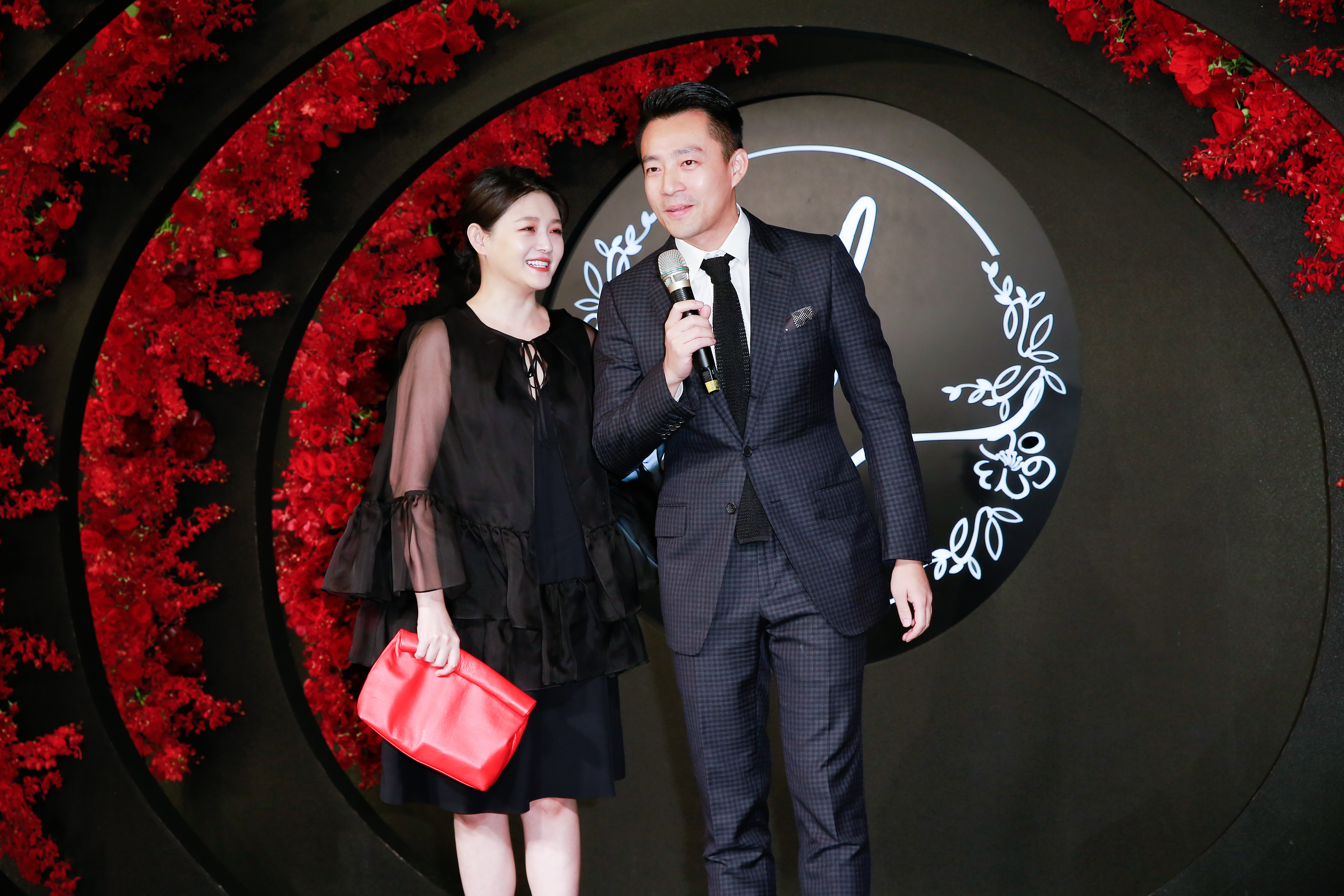 大S帶著老公汪小菲現身婚宴，有傳雙姝當年為了爭奪汪小菲鬧不合，但安以軒這次婚禮邀請大S參加，顯然破除了「江湖傳說」。