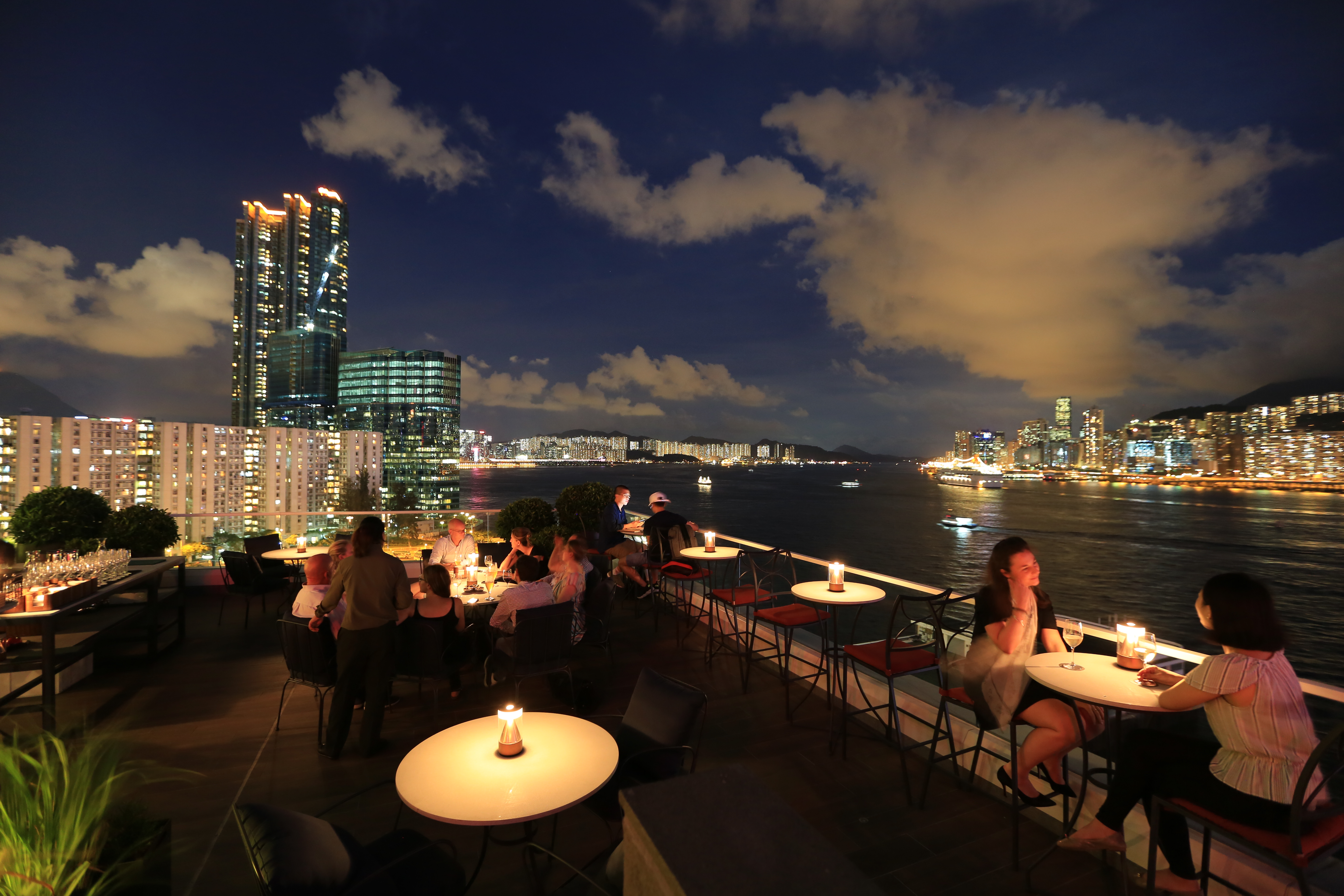 「Red Sugar」的露天酒吧彷彿延伸入海，270度海景是一大亮點，成了許多人下班後Happy Hour的首選。