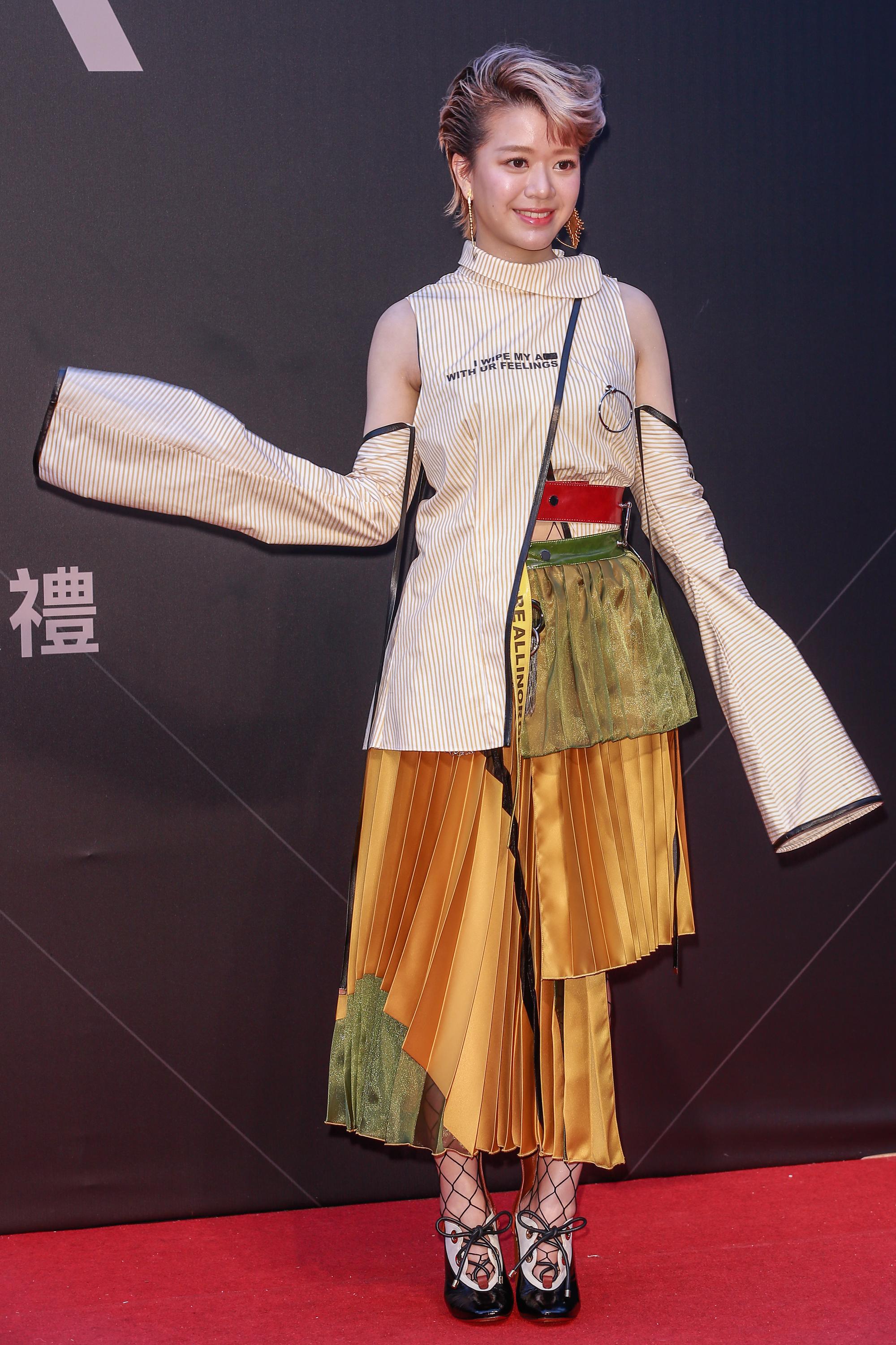 入圍最佳新人獎的郭修彧穿上紐約獨立設計師品牌Han Wen禮服。