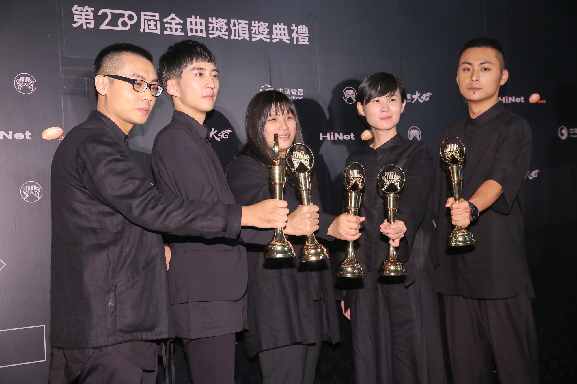 草東現在成員為貝斯手世暄（左一）、吉他手筑筑（左三）、鼓手凡凡（右二）、吉他手及主唱巫堵（右一），而劉立是前鼓手（左二），都一起來領獎。