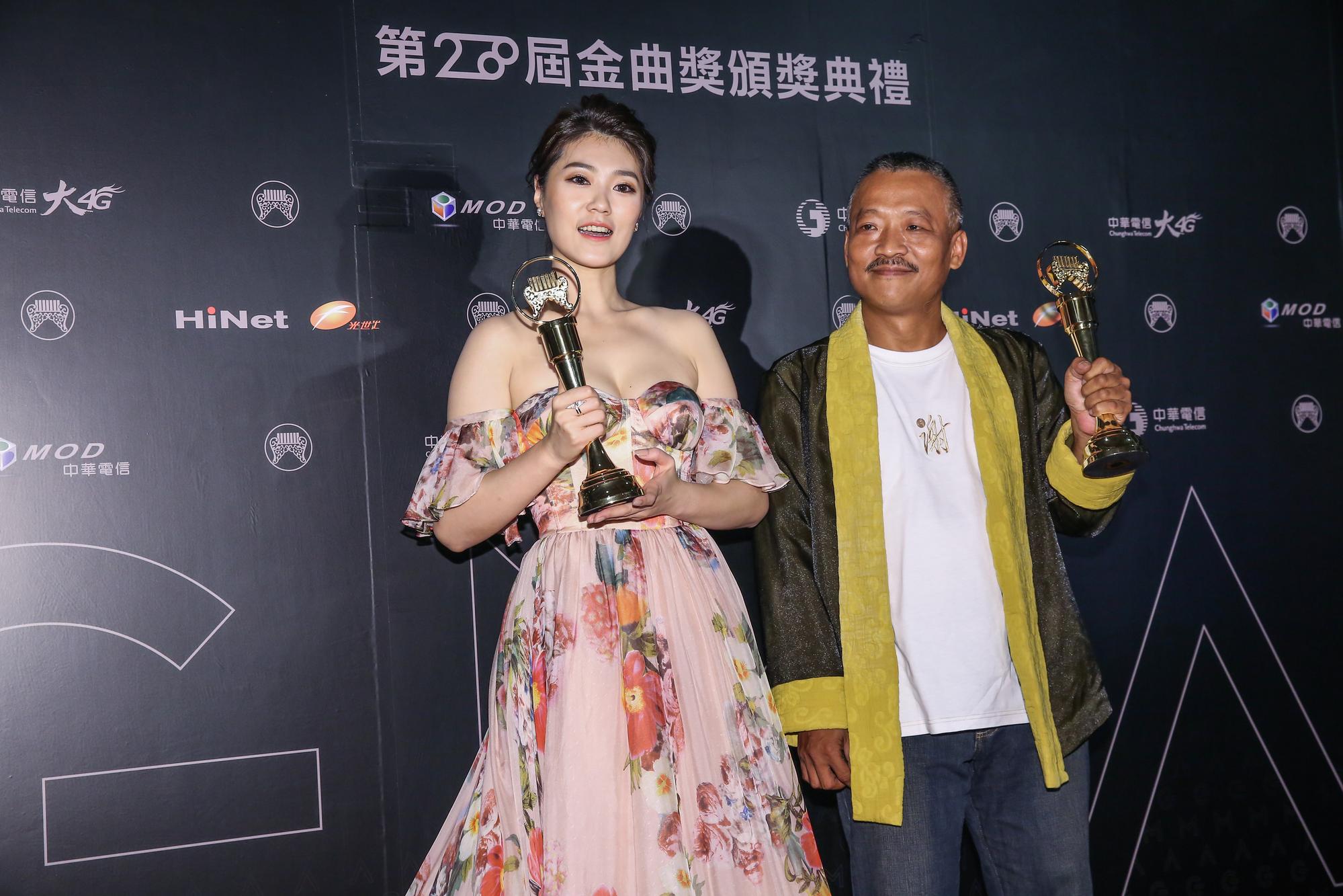 謝銘祐（右）時隔四年再度拿下金曲最佳台語男歌手獎。曹雅雯（左）獲台語女歌手獎，直說媽媽就是自己最大的幸運物。