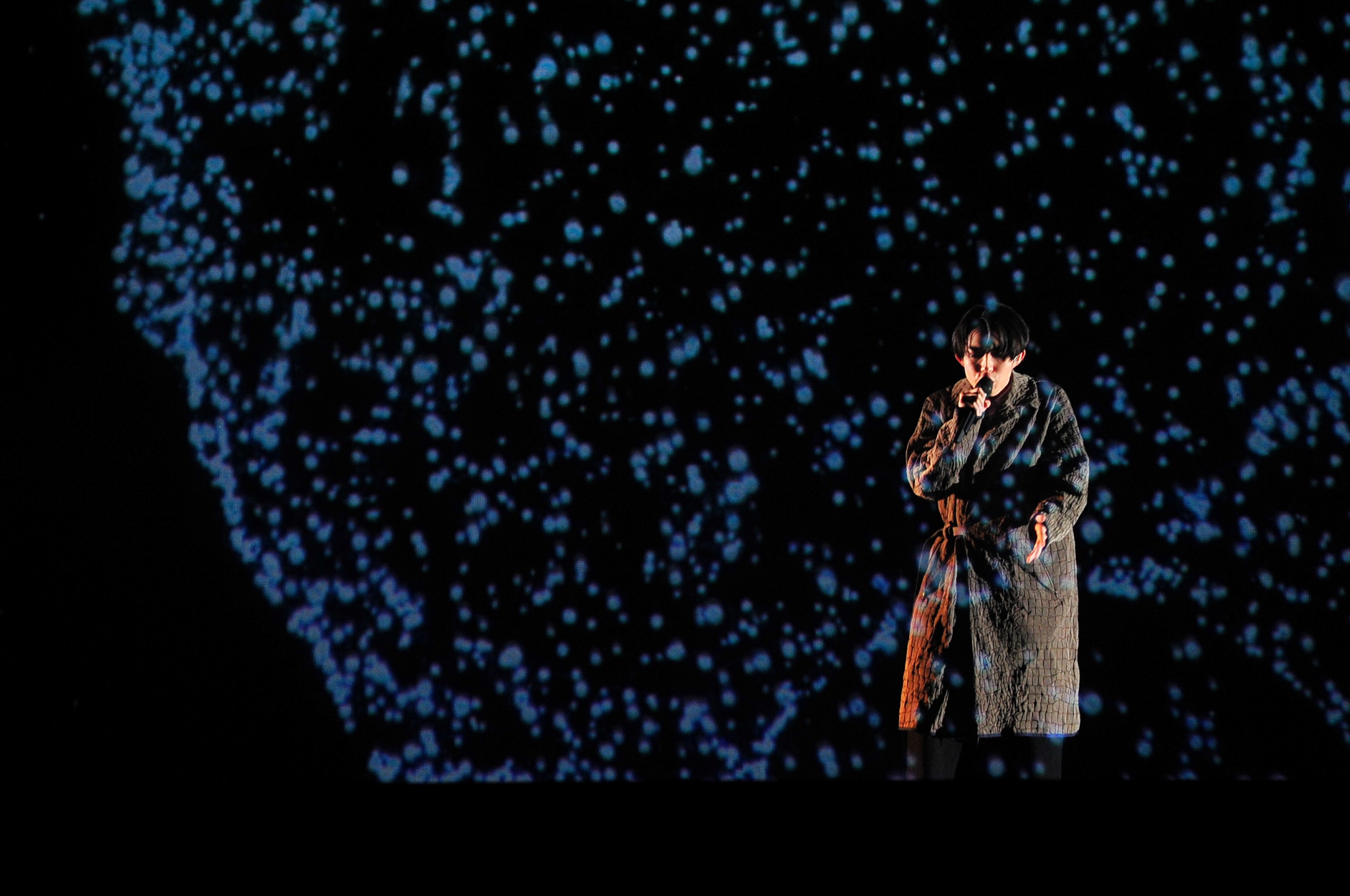 林宥嘉踩著迷幻步伐，背景結合浮空投影，打造全新聽視覺意境。