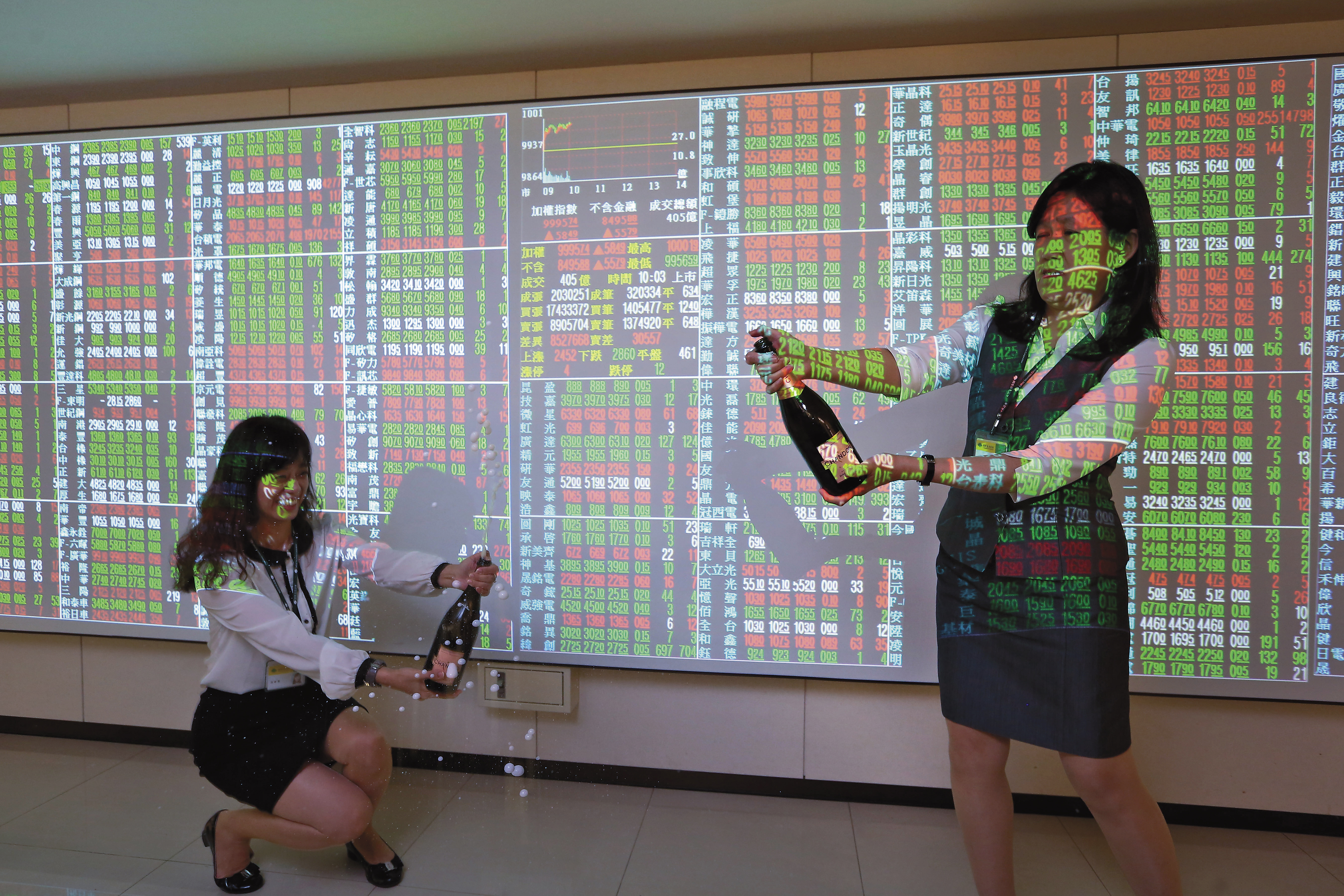 台股平均超越4％的現金殖利率，對長期投資人具有高度吸引力，已經連續1個月站穩在萬點之上。