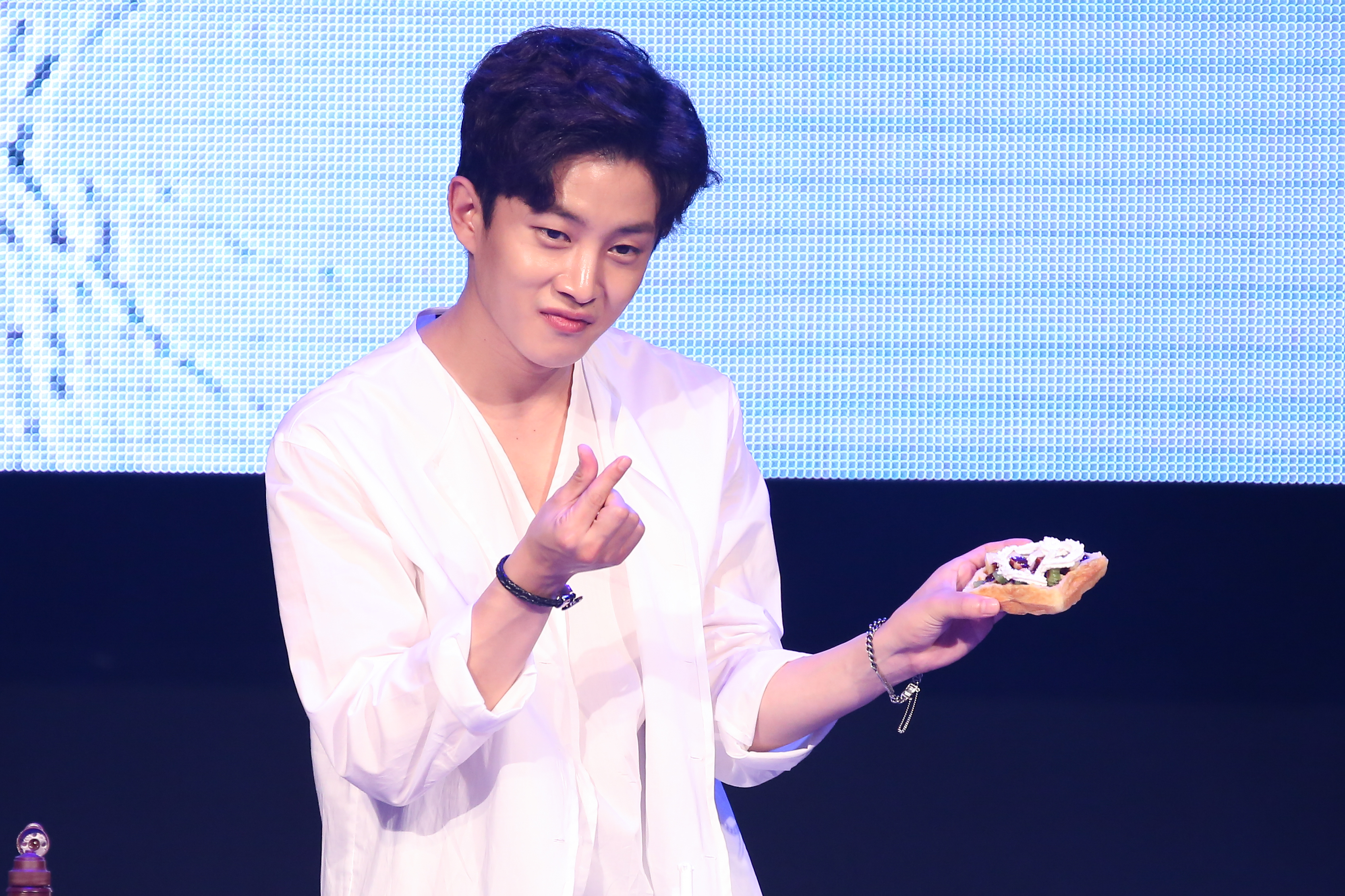 韓星金玟錫親手製作水果鬆餅，擠上奶油愛心獻給台迷。