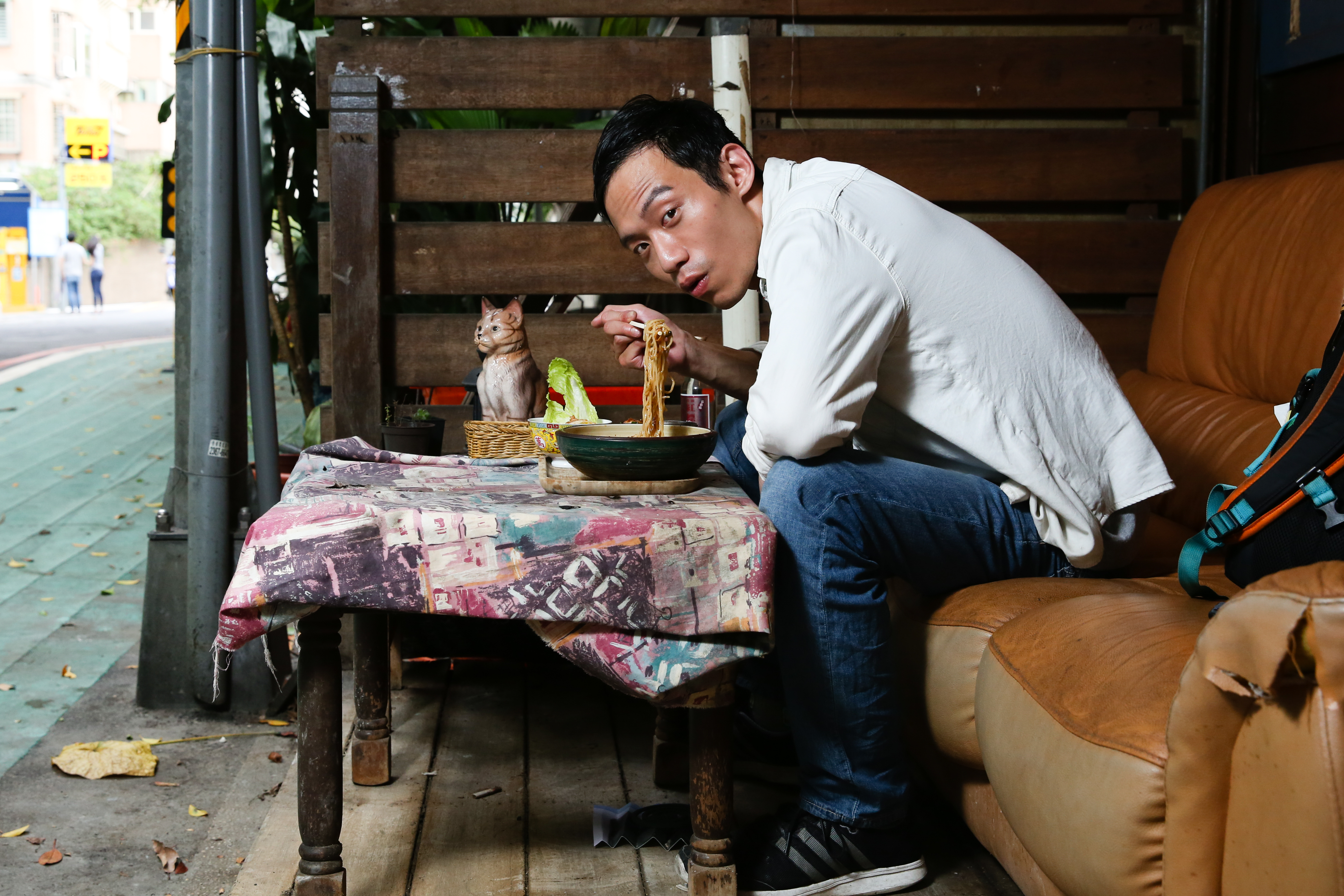 在《台北物語》裡，張哲豪跟一個瓷器狗演對手戲，他吃午餐的咖啡店外剛好也有個瓷器貓。