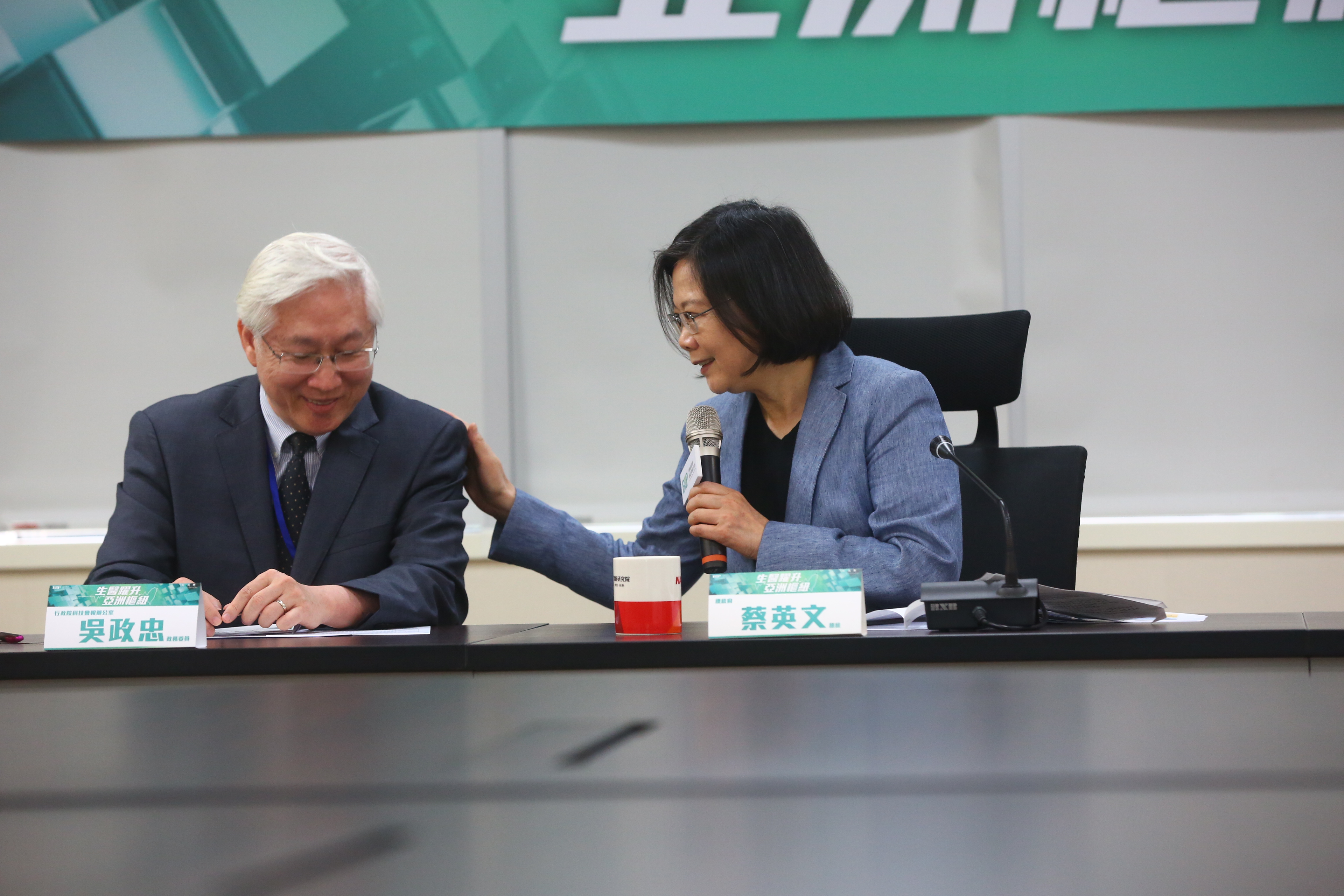 總統蔡英文視察新竹生醫園區，提到今年初剛動工的台大醫院新竹生醫分院，隨即轉頭對科技政務委員吳政忠說：「要緊盯進度，別讓鄉親失望！」