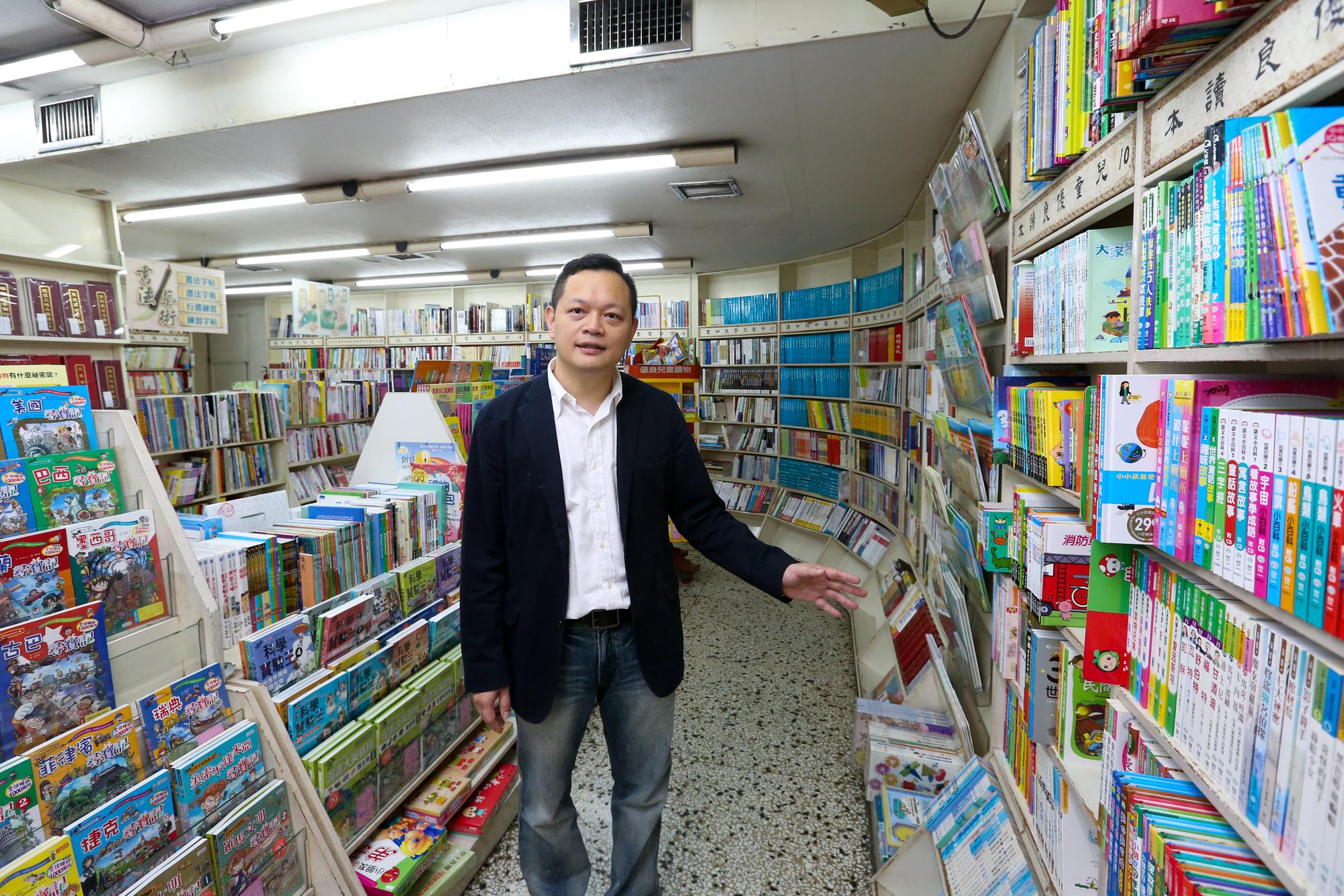 蘇偉銓，從小在參考書堆中長大，背後的參考書牆是南一今年的部份出版品。