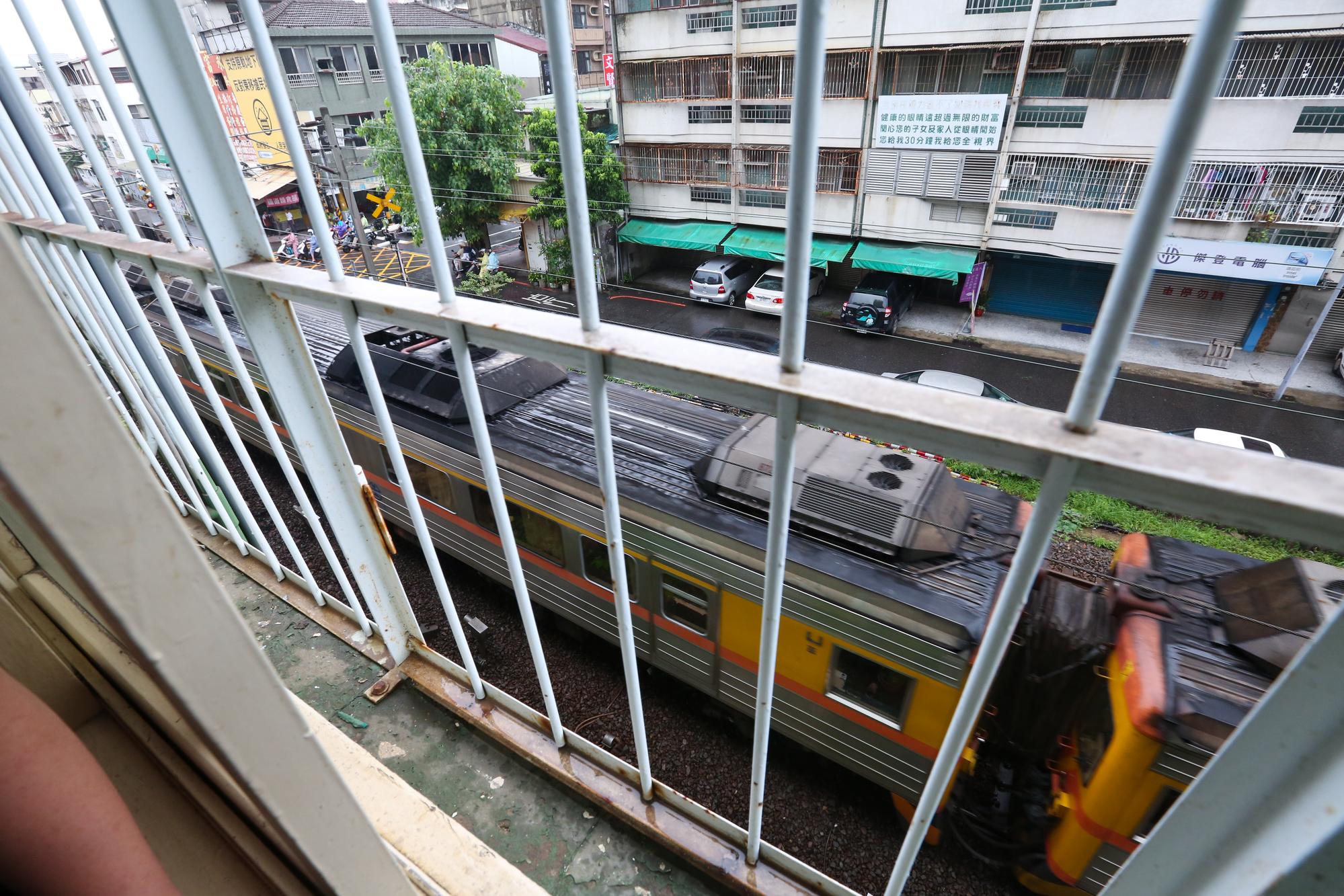 1955年成立的南一書局門市鄰近台南火車站，不時有火車經過。