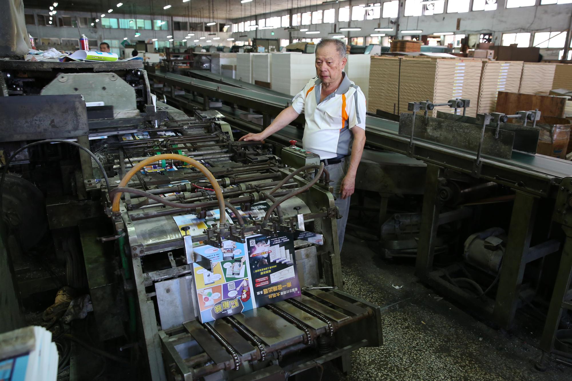 在南一書局工作50多年、與蘇建中一起打天下的資深廠長陳榮宗回憶，早期早期紙製品外銷中東、歐洲，光日記本一次就能印上幾10萬本。
