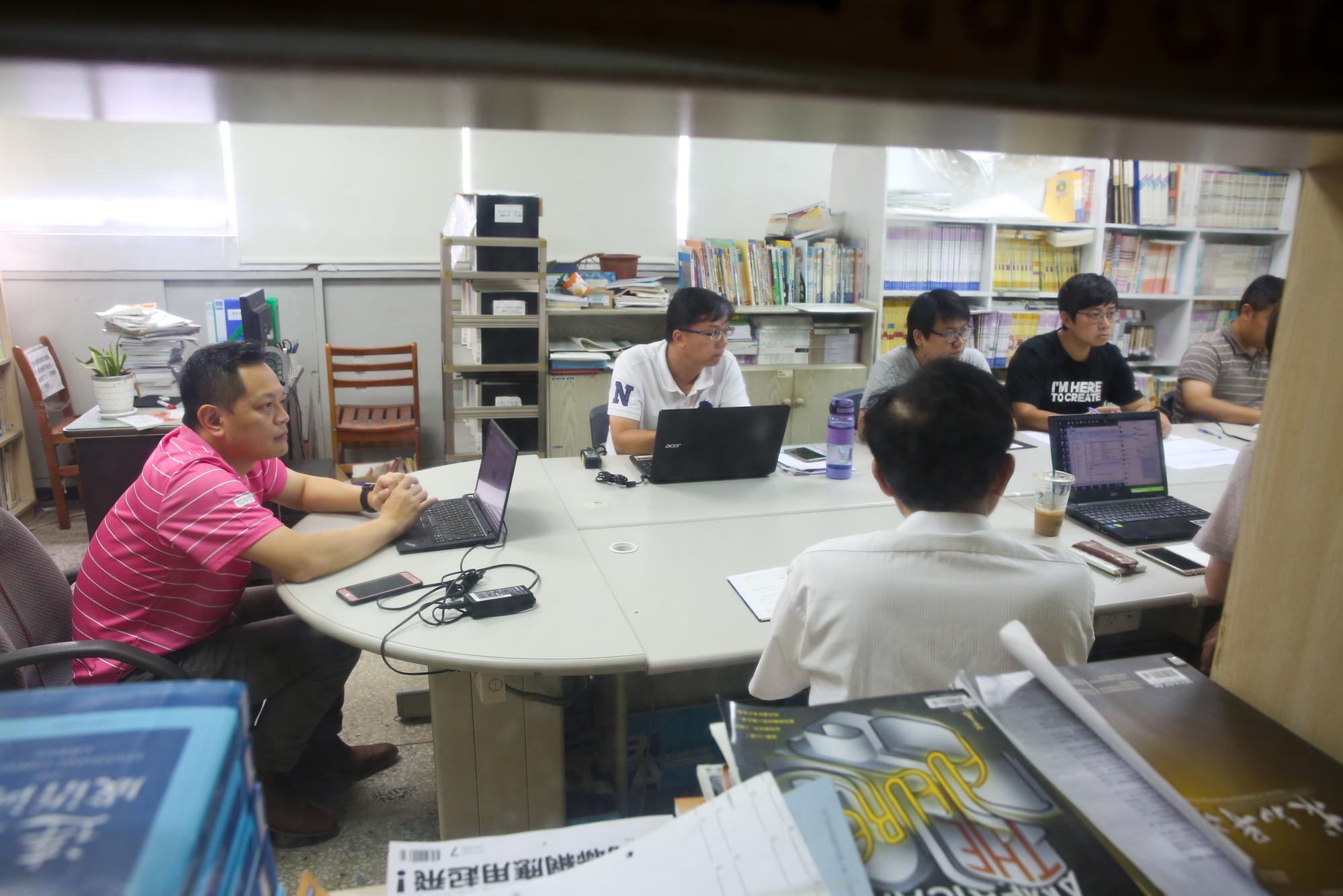 蘇偉銓(左)2003年自美國求學回台,從業務單位、企劃部門做起。