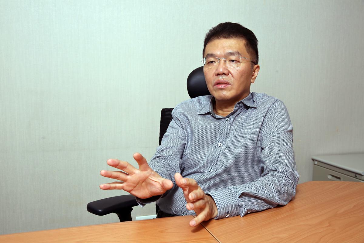 富驛董事長侯尊中跨海提告新加坡大股東黃偉耀金融詐欺，並偽造文書、偷蓋公司印鑑，把資產挪走。