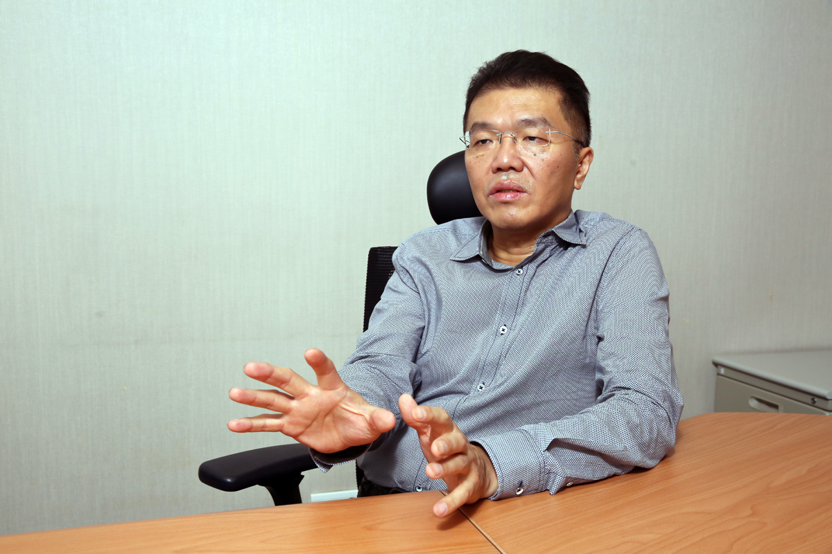 富驛董事長侯尊中跨海提告新加坡大股東黃偉耀金融詐欺，並偽造文書、偷蓋公司印鑑，把資產挪走。