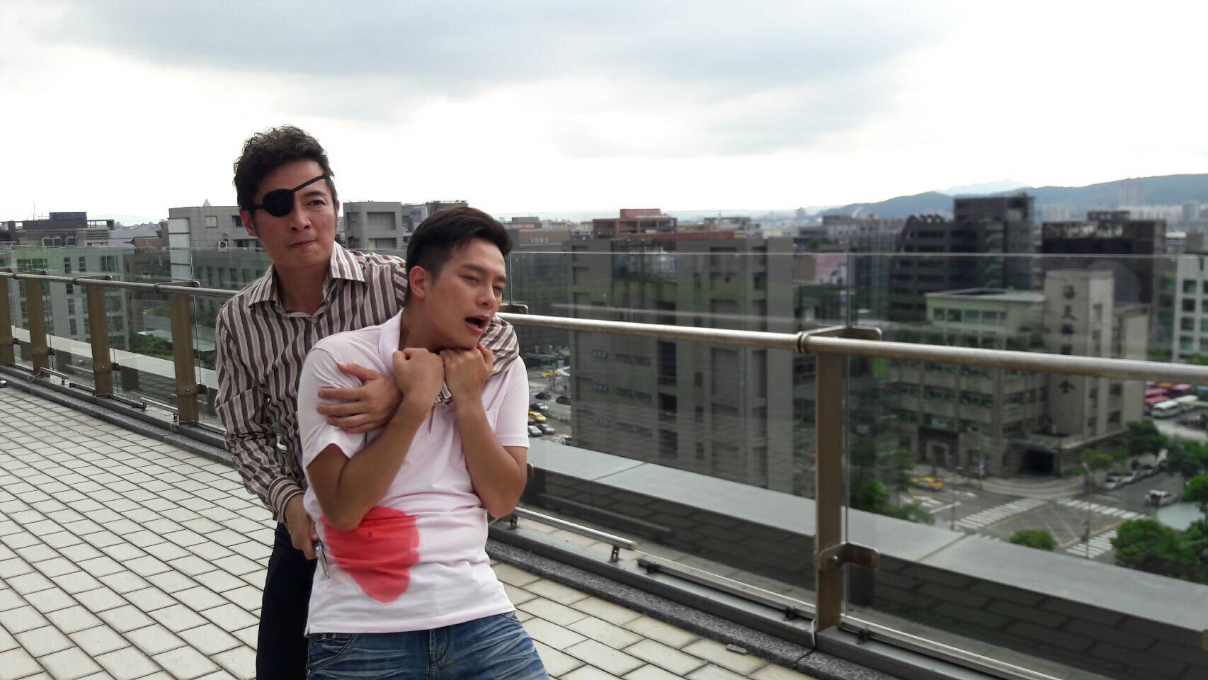 林則希（前）的《春花望露》已經拿到殺青劇本，圖後為反派成潤。（民視提供）