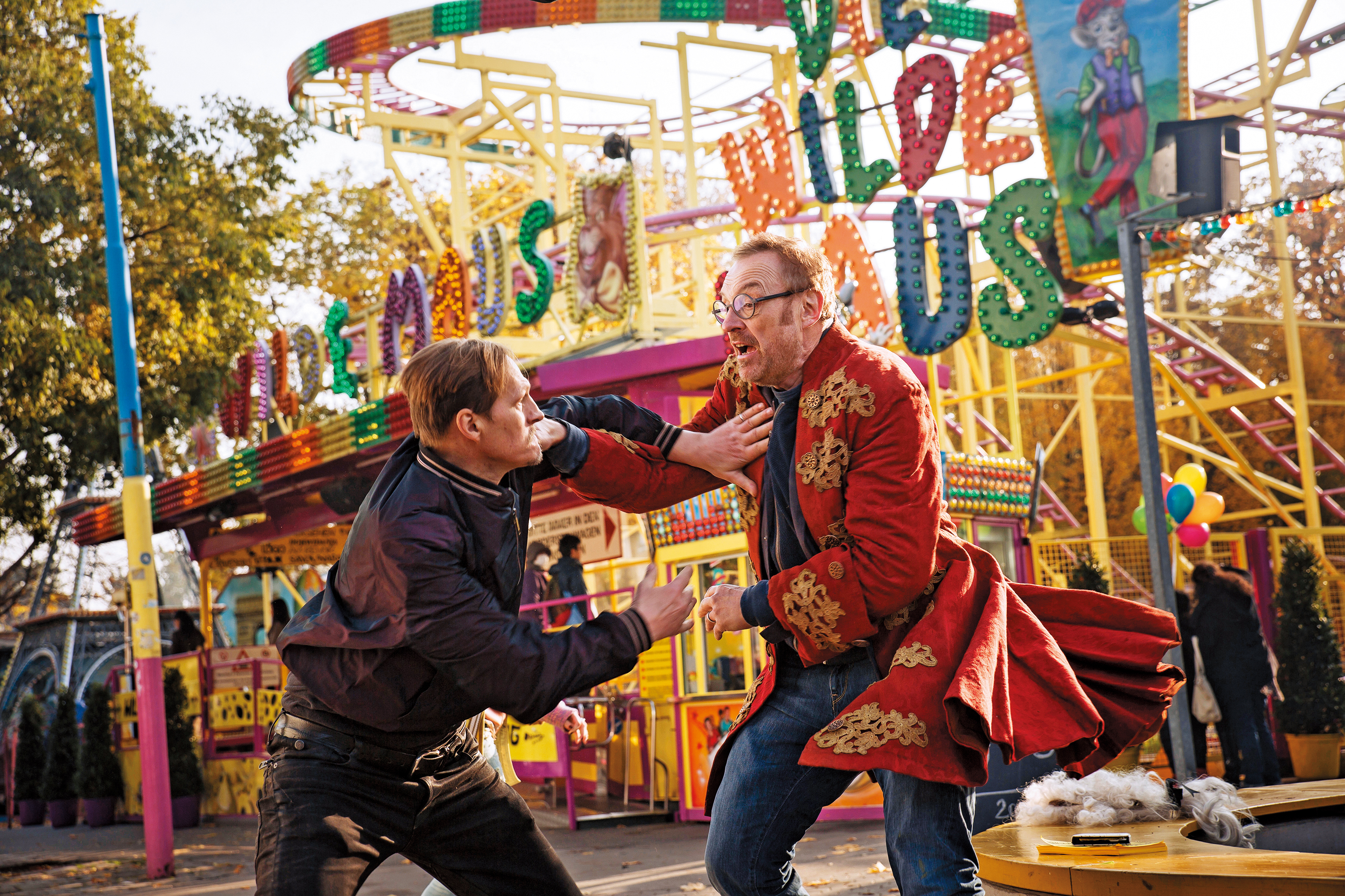 《放生員工請注意》男主角被開除卻不敢告訴家人，上班時間只有在遊樂場虛耗，卻巧遇過往霸凌他的老同學。（網路圖片）