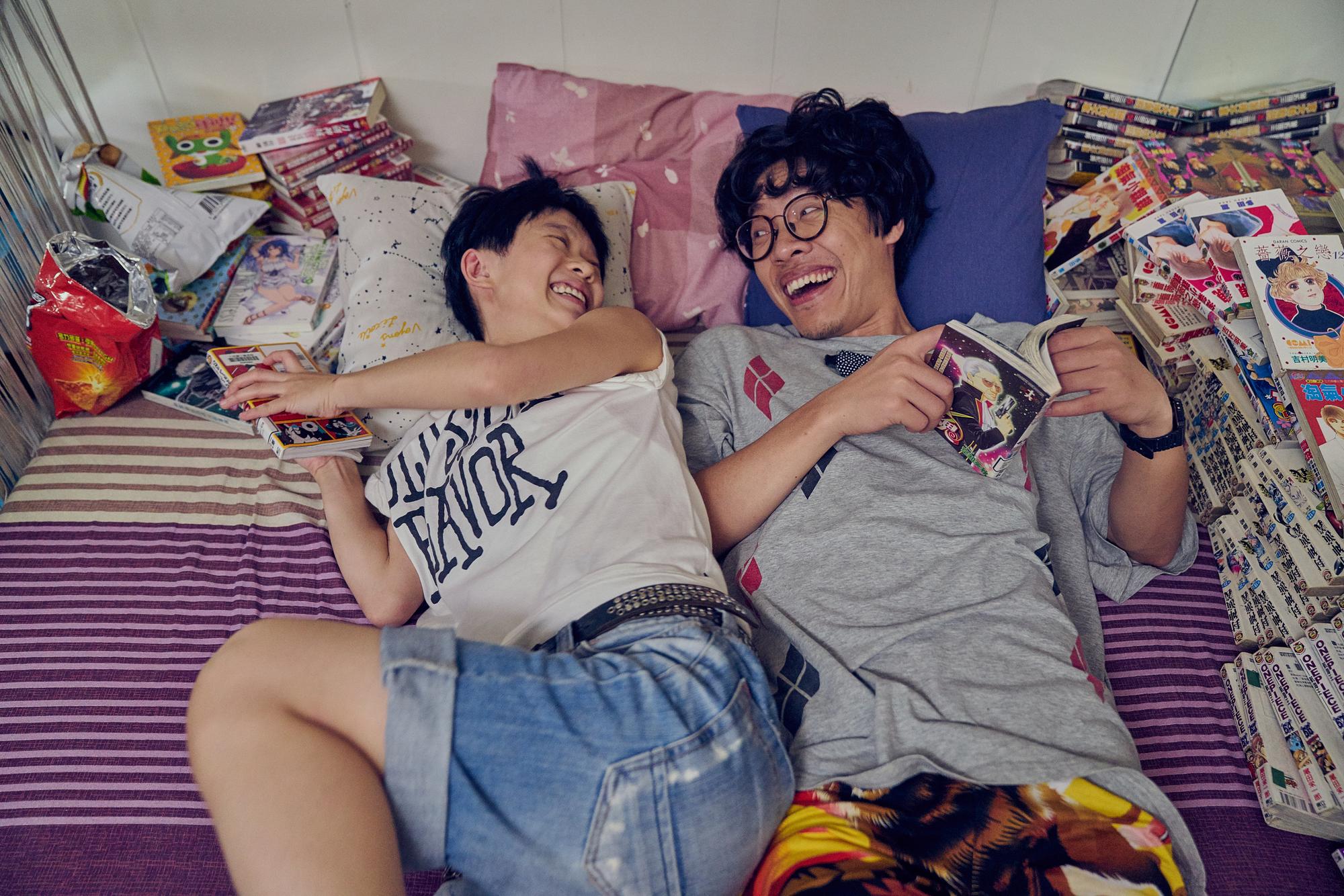 盧廣仲(右)在《花甲男孩轉大人》裡與嚴正嵐(左)演一對有曖昧情愫的死黨。(植劇場提供)