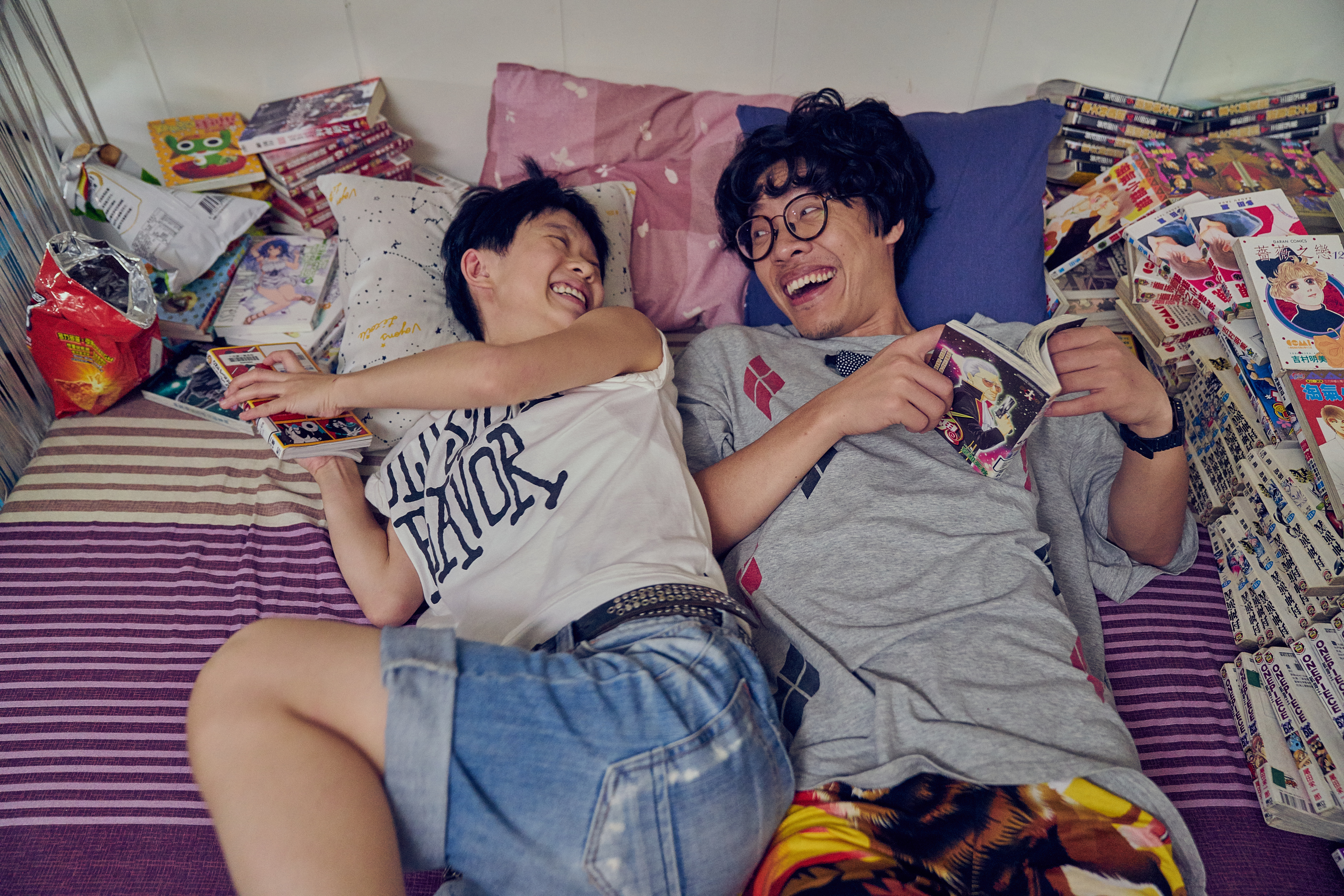 盧廣仲(右)在《花甲男孩轉大人》裡與嚴正嵐(左)演一對有曖昧情愫的死黨。(植劇場提供)
