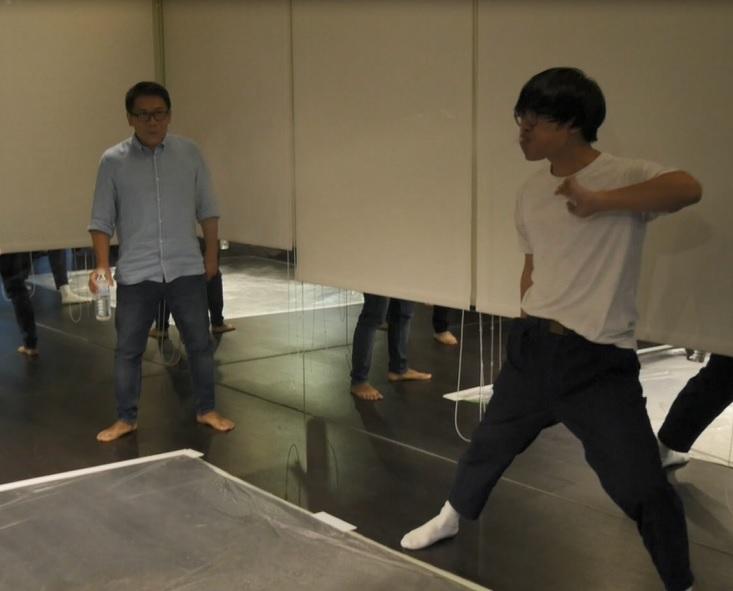 許傑輝(左)為《花甲男孩轉大人》擔任「表演設計」,為盧廣仲的角色「鄭花甲」安排噴水課程,盧廣仲的表現讓現場響起如雷掌聲。(許傑輝提供)