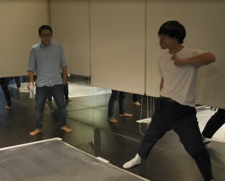 許傑輝(左)為《花甲男孩轉大人》擔任「表演設計」,為盧廣仲的角色「鄭花甲」安排噴水課程,盧廣仲的表現讓現場響起如雷掌聲。(許傑輝提供)