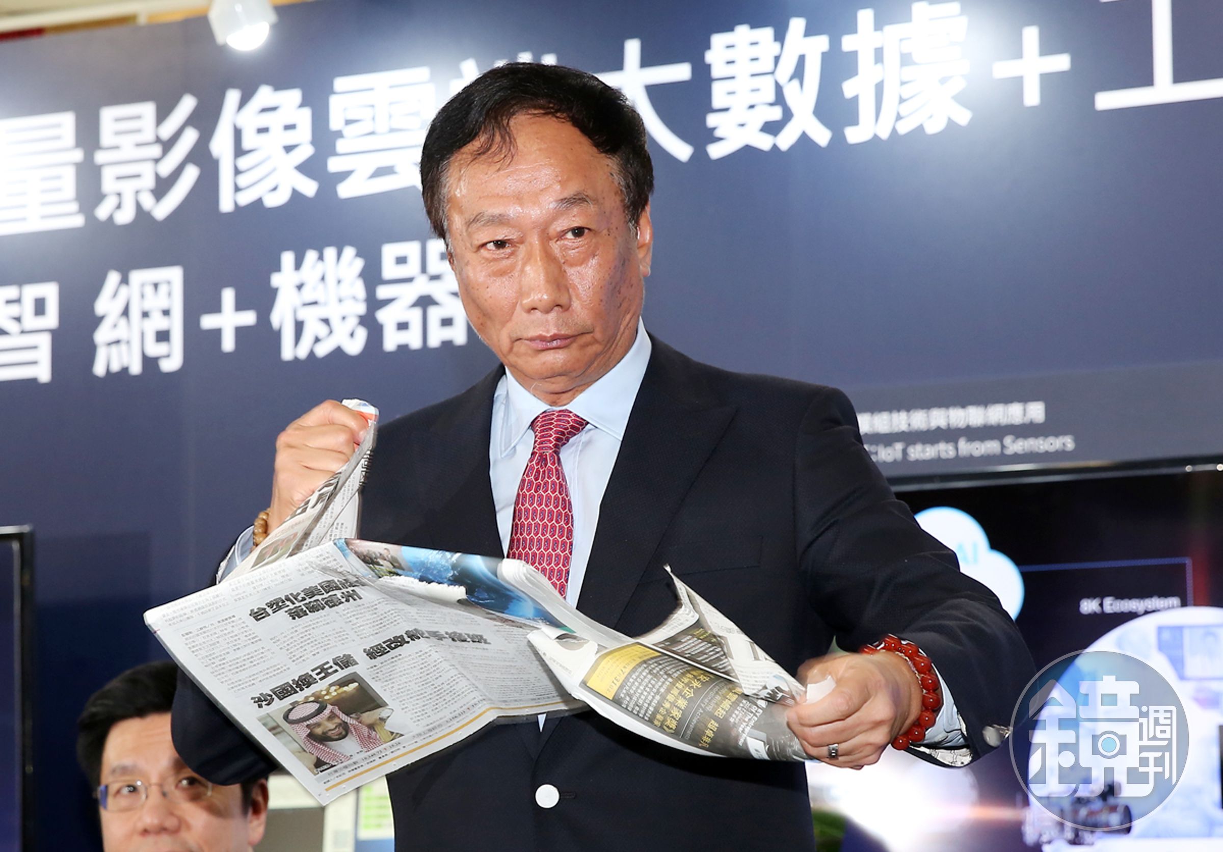 鴻海股東會後記者會郭台銘怒撕報紙、痛批日本官員挾怨報復，指控東芝競標案是場科技大騙局。