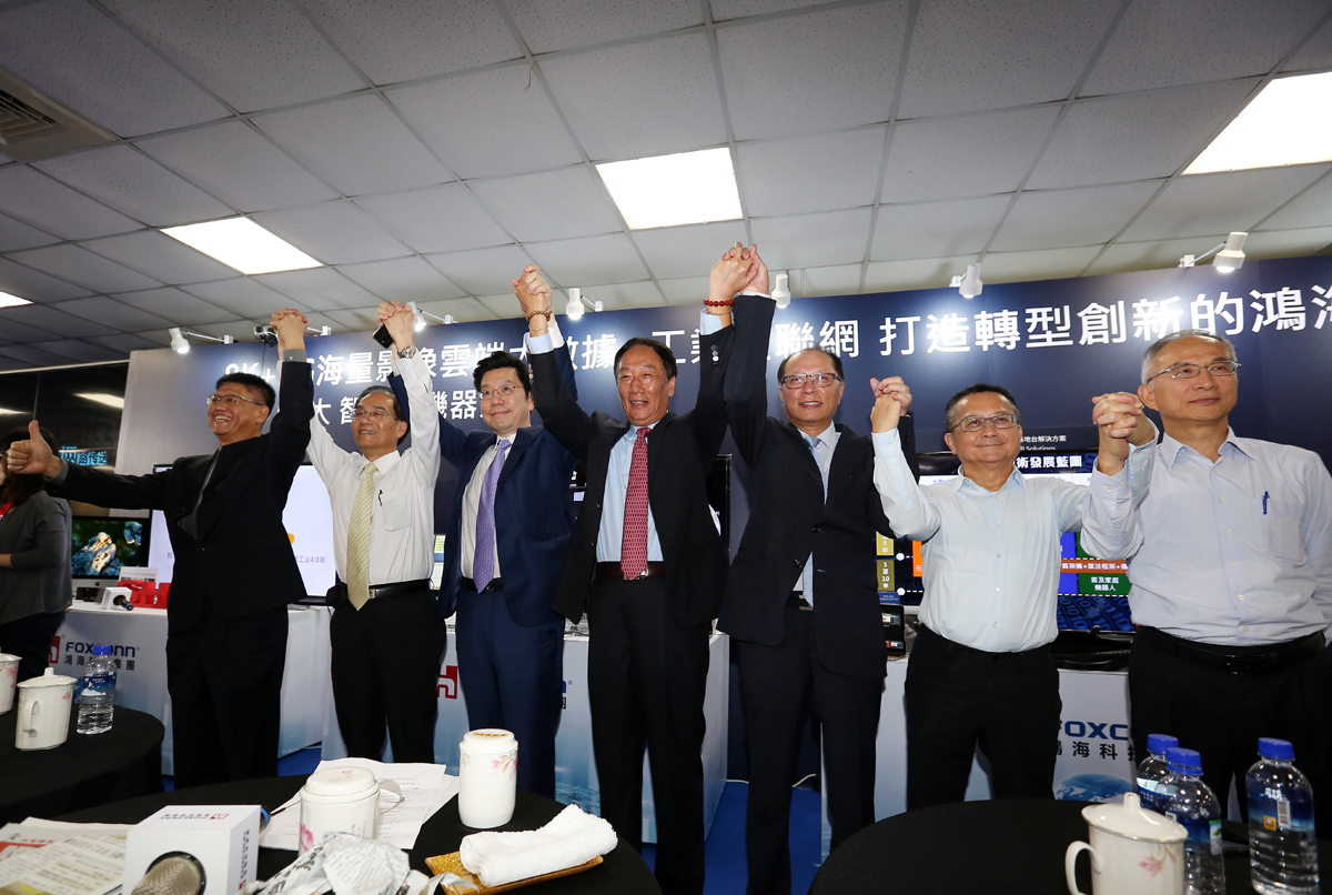 郭董組了「夢幻團隊」，用了洪荒之力就是為奪下東芝。