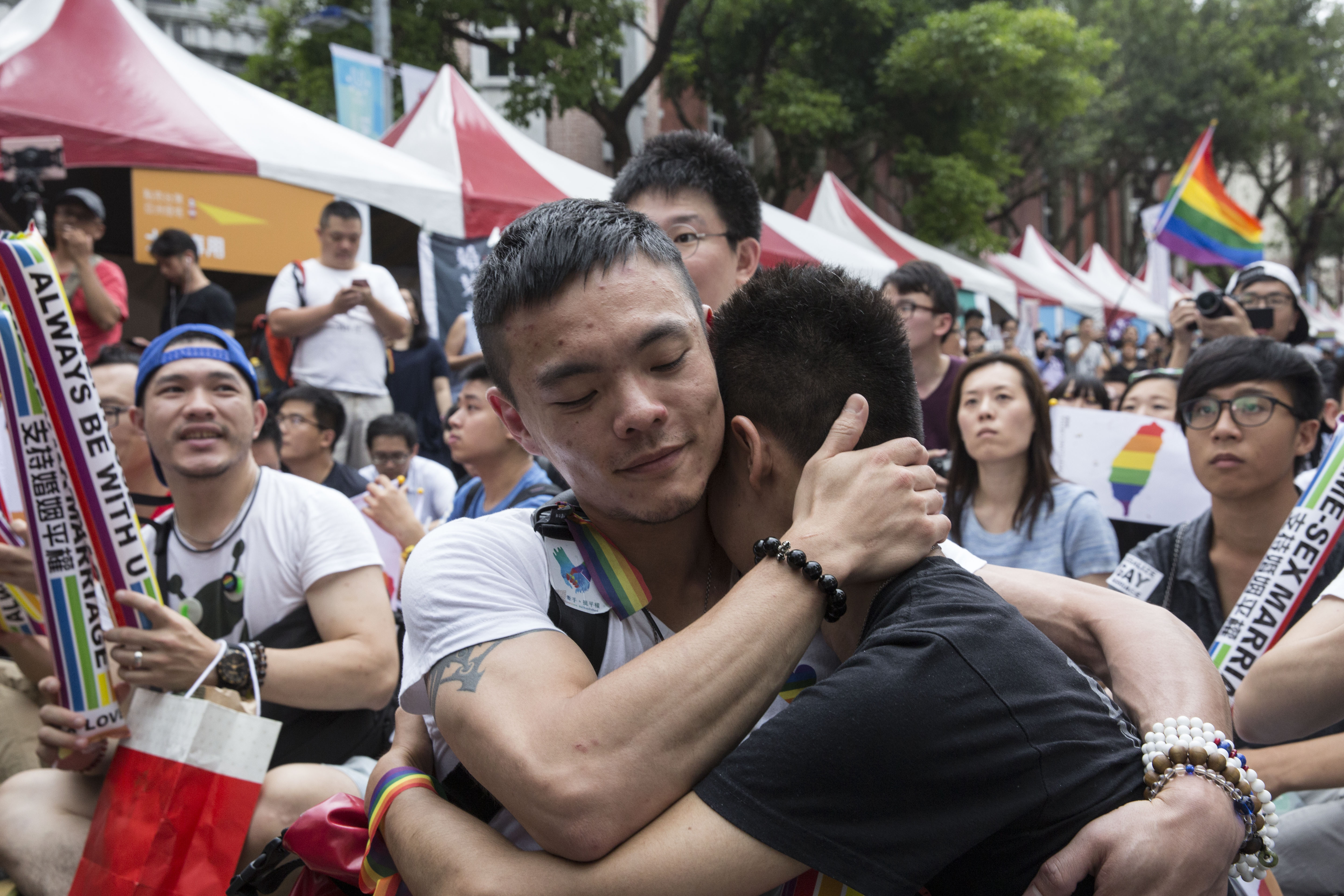 手術同意書8月公告後，半年上路，預估一年會影響210萬至220萬人次。