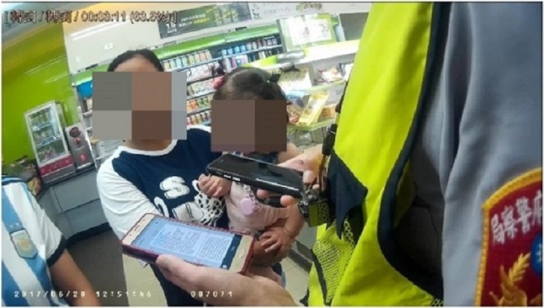 員警透過google翻譯軟體，同時比手畫腳，阻止印尼籍女子被騙。