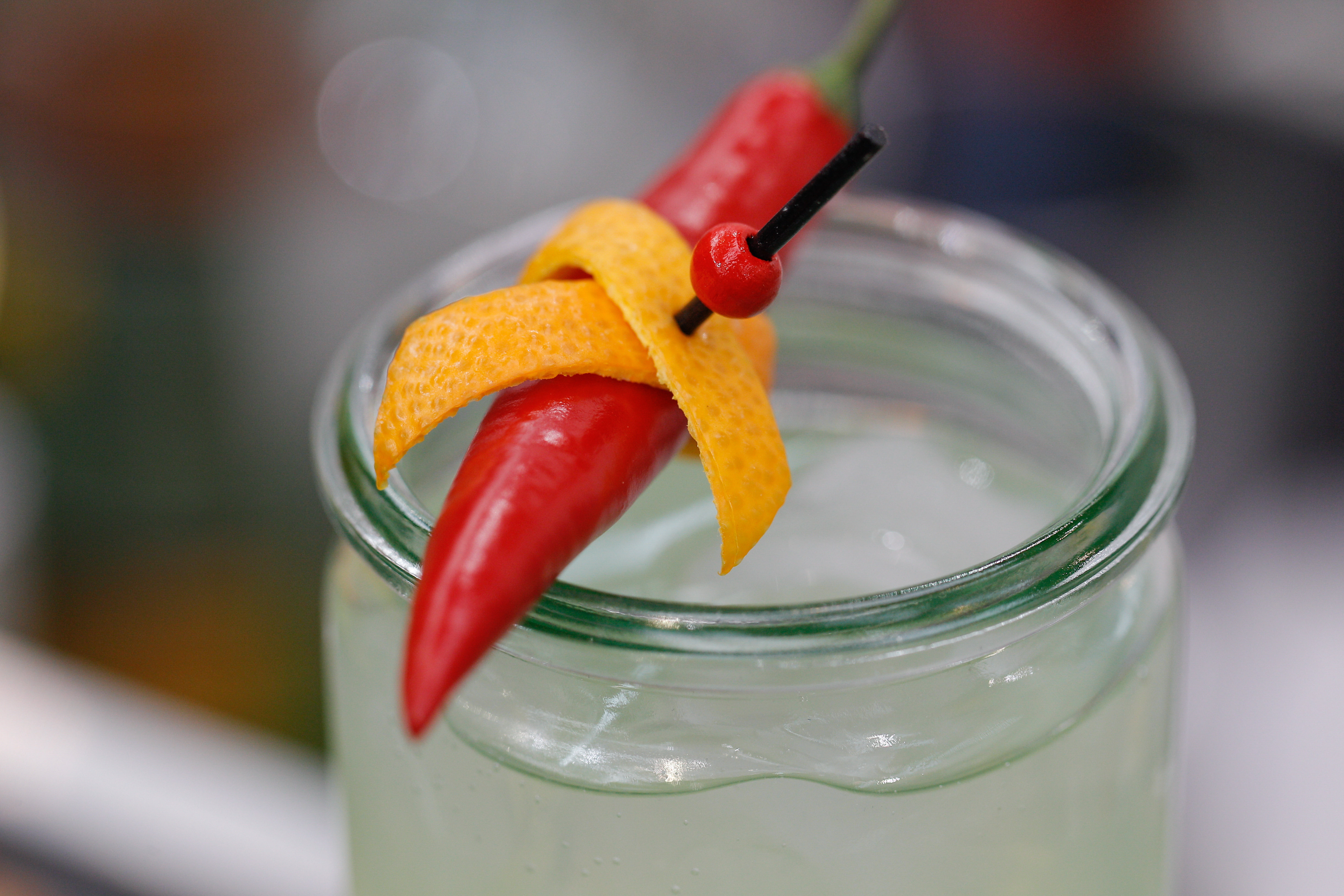 夏天到，想來杯冰涼的飲料嗎？其實吃點辣椒，消暑效果可能更好。（東方IC ）