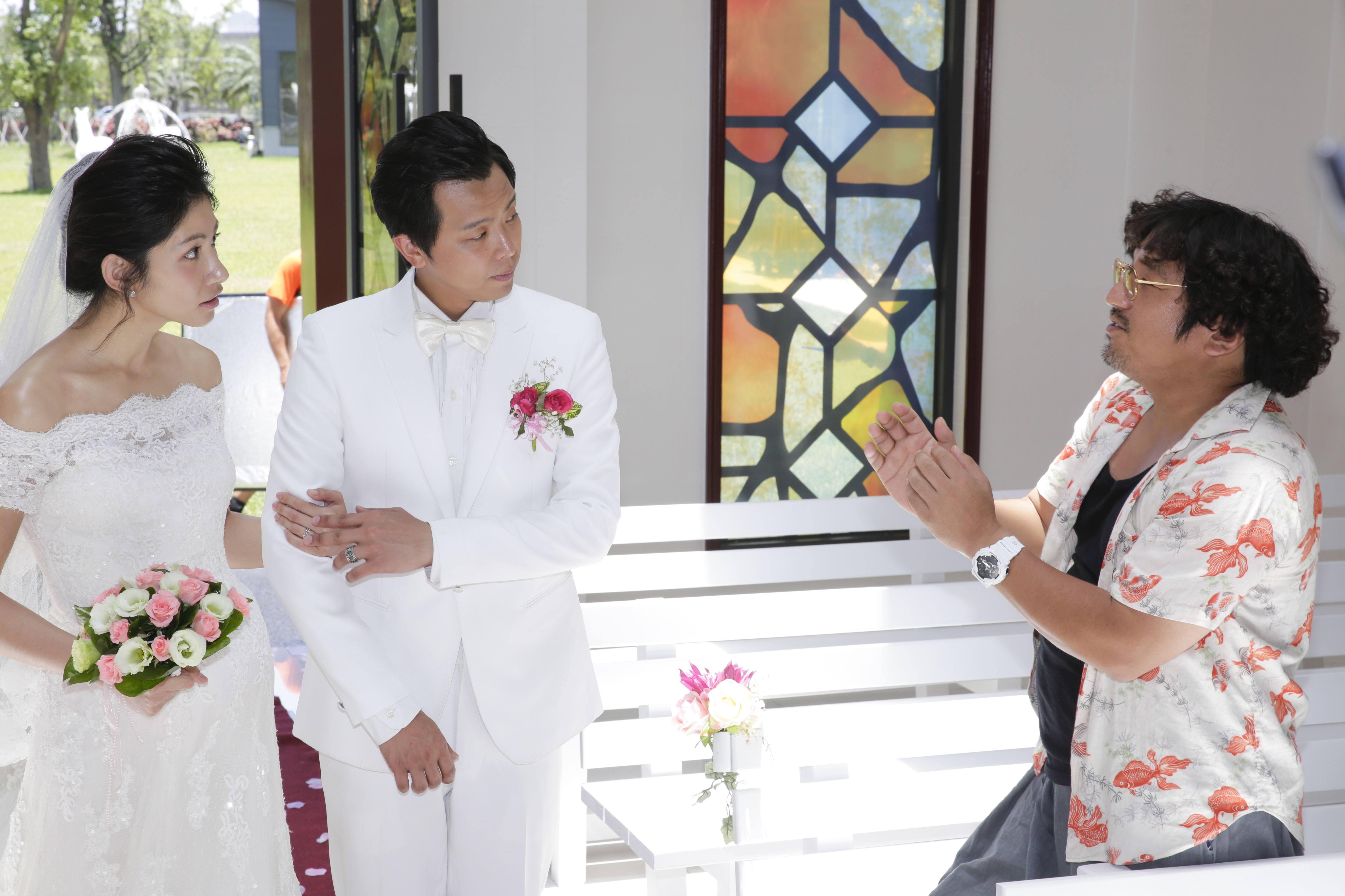 李千娜與小鬼在《逃婚一百次》中飾演一對歡喜冤家，右為導演北村豐晴。