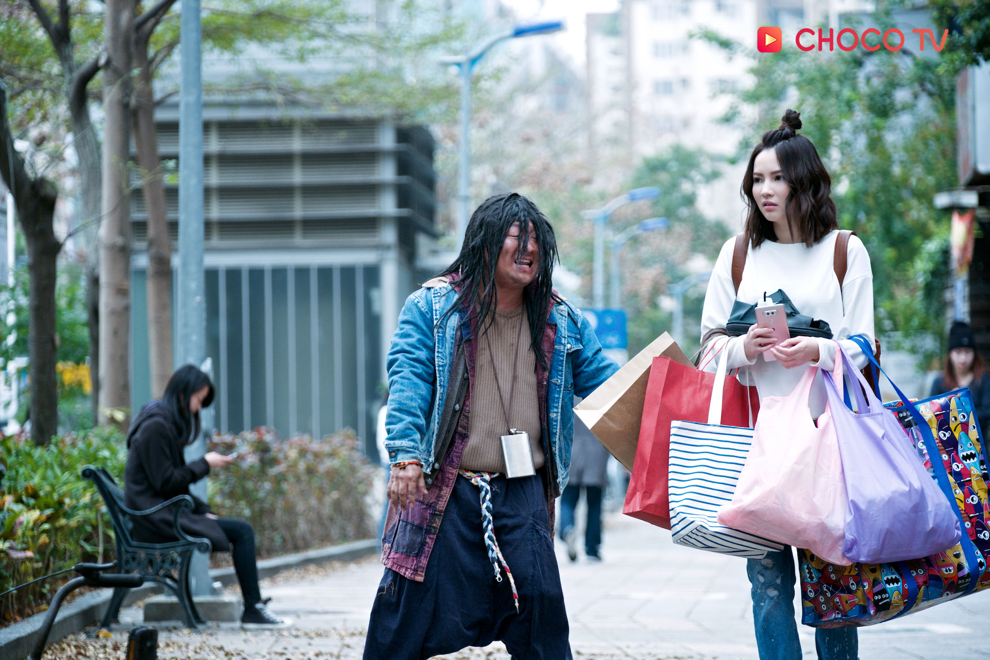 納豆居然直接穿著濟公裝到餐廳吃午餐，但扮相太像乞丐，一度嚇壞餐廳客人。