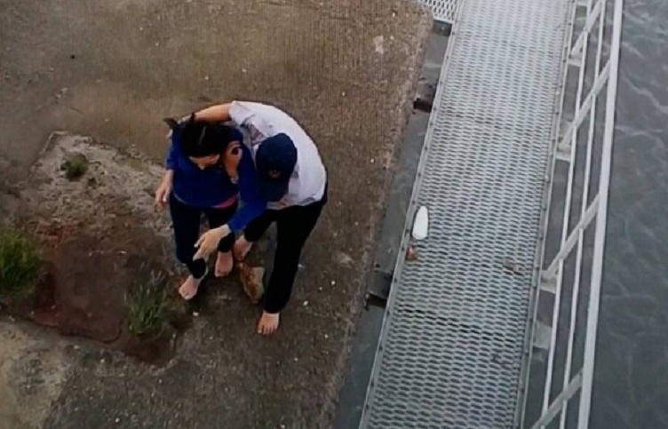 員警趁李婦不注意，將對方從平台邊緣救了回來。