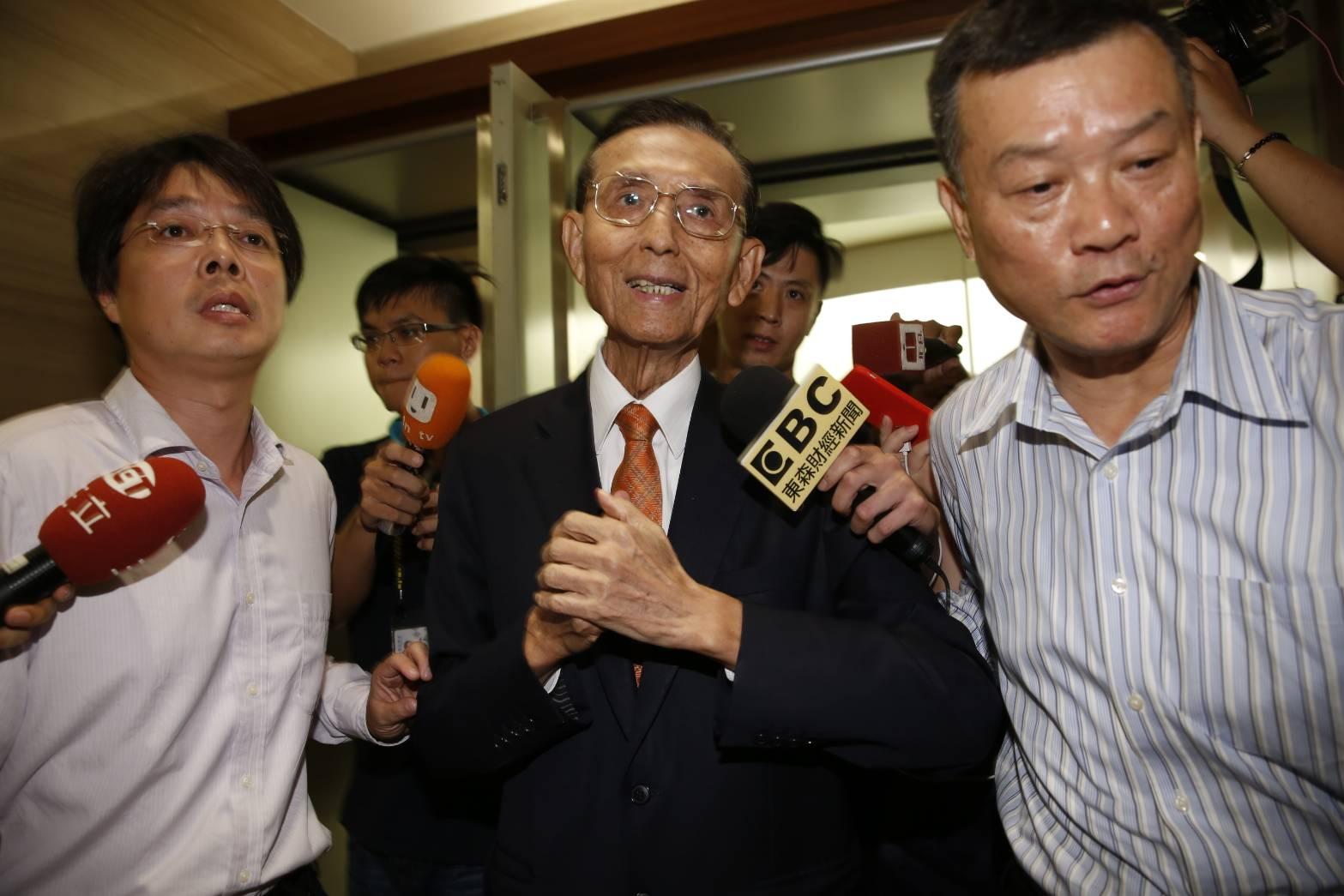 永豐金控董事長邱正雄召開臨時記者會拋出震撼彈，表示完成階段性任務，辭去董座一職。