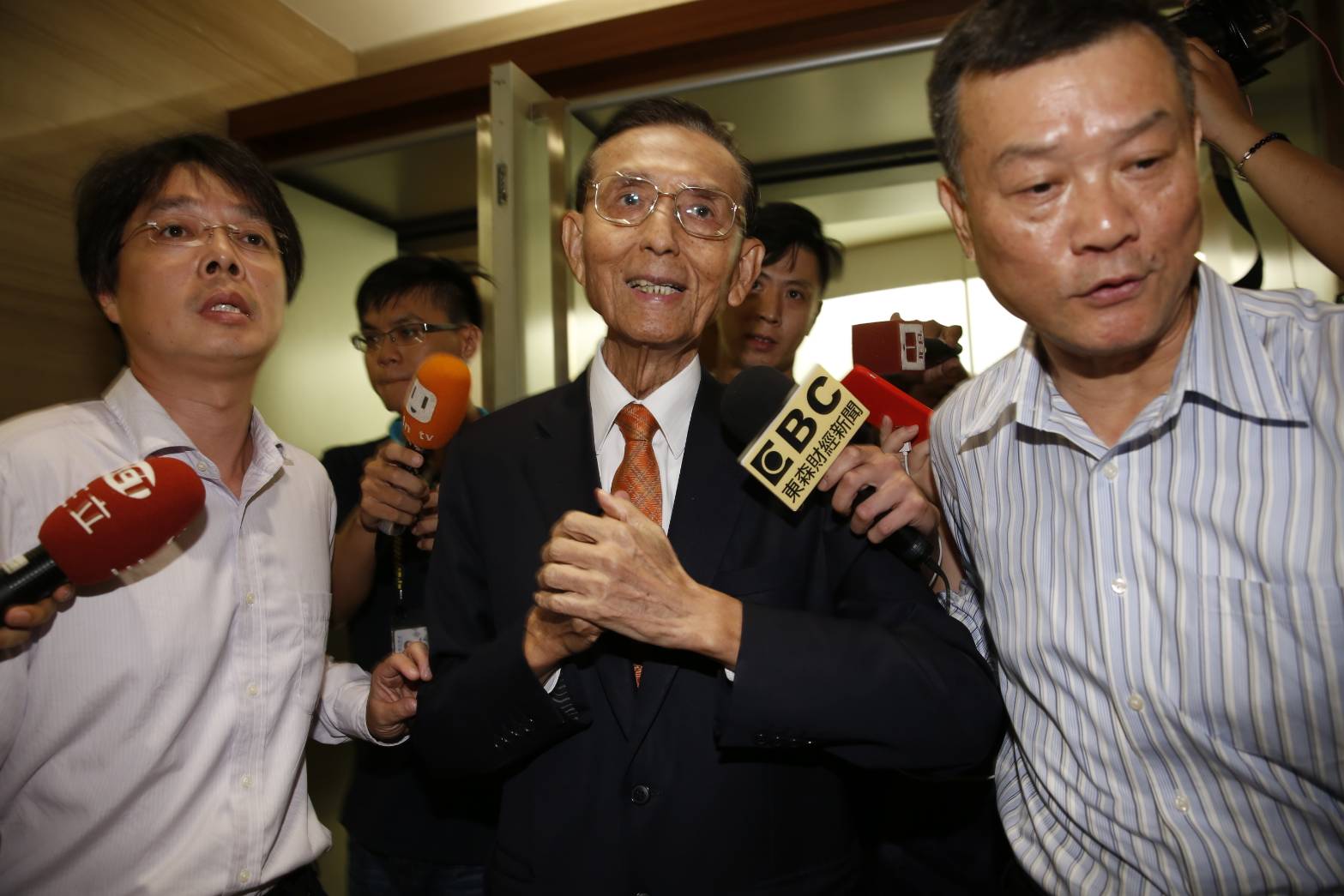 永豐金控董事長邱正雄召開臨時記者會拋出震撼彈，表示完成階段性任務，辭去董座一職。