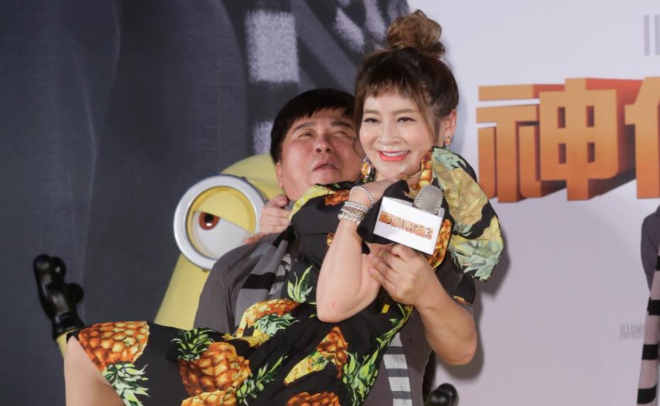 胡瓜與王彩樺還加碼表演公主抱。