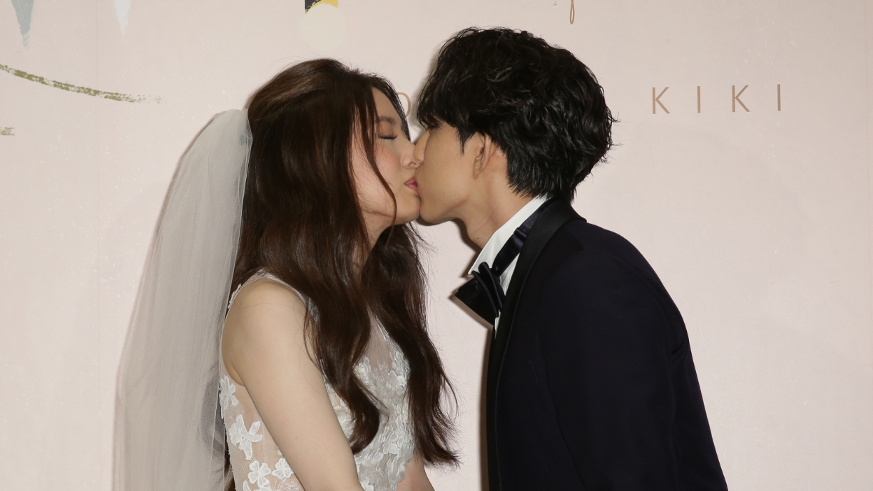 新郎說自己有備而來，所以應媒體要求親了新娘三次。