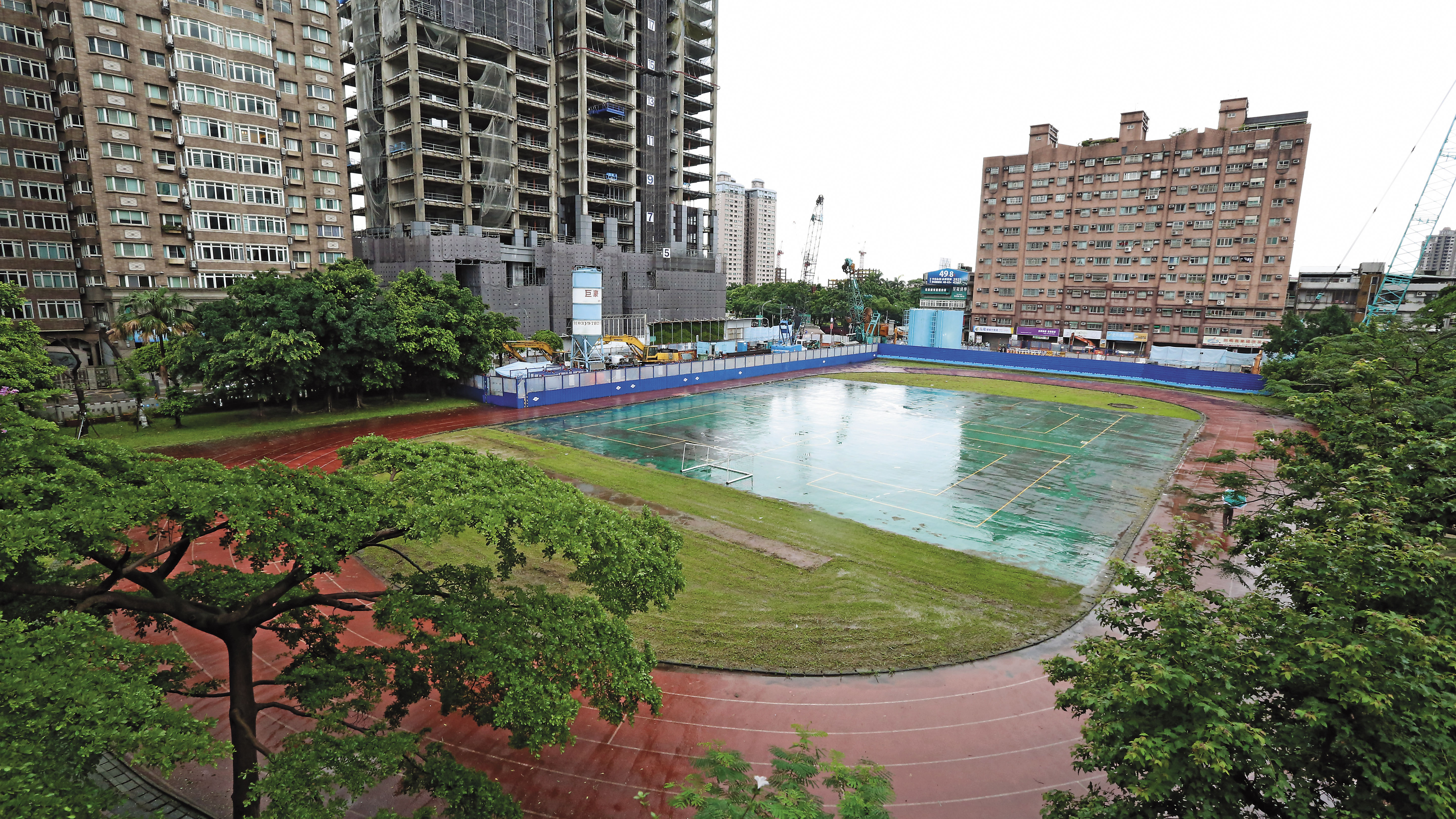 新北市政府打算開挖永平國小操場，興建地下停車場，但對於垃圾挖出後如何處理，卻未提出配套措施。