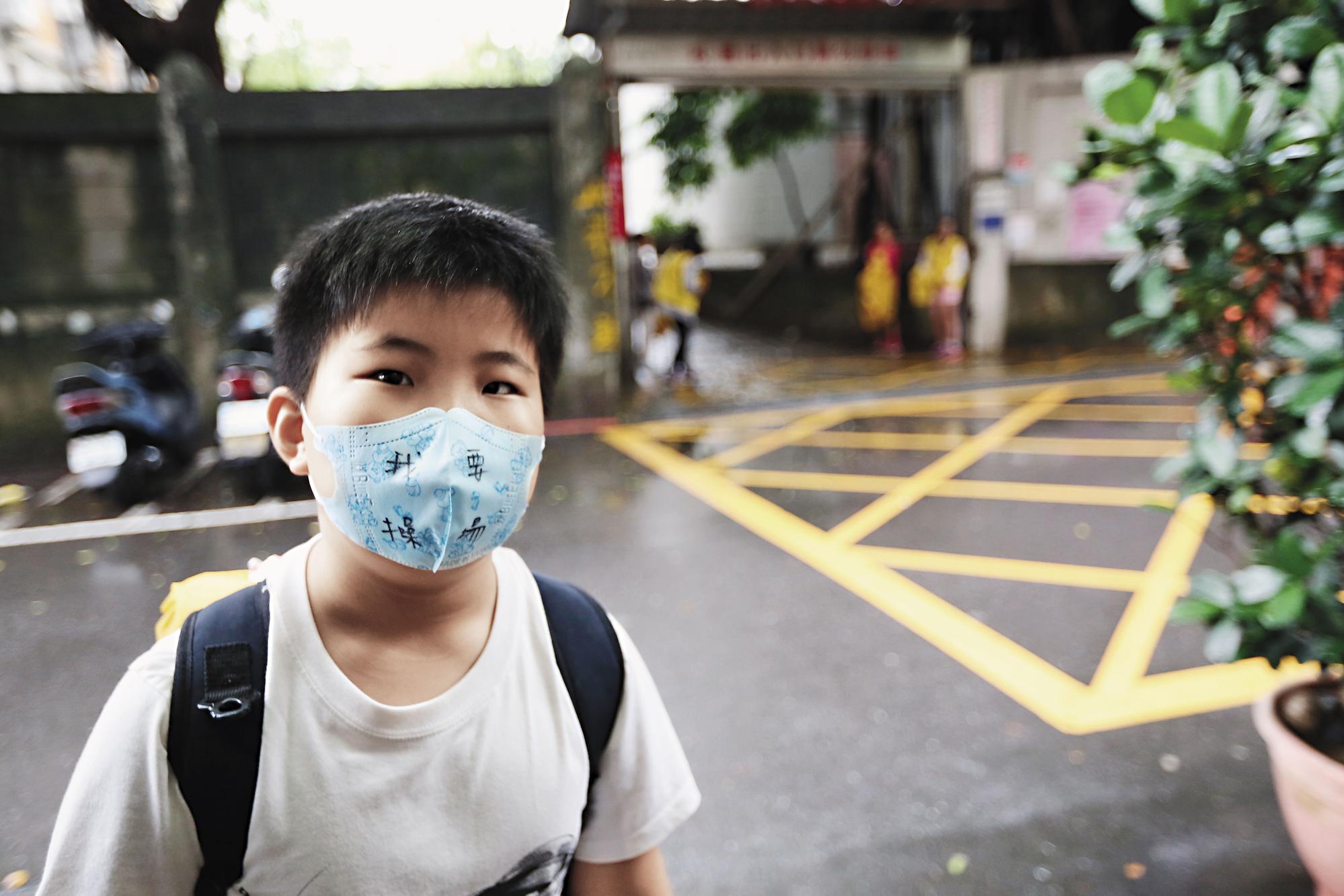 為了捍衛操場，孩子帶上口罩、寫上標語，以示無言的抗議。