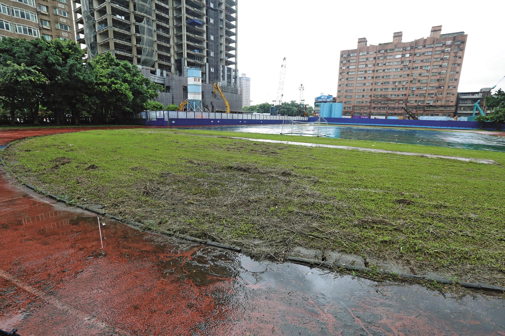 新北市政府打算開挖永平國小操場,興建地下停車場,但對於垃圾挖出後如何處理,卻未提出配套措施。