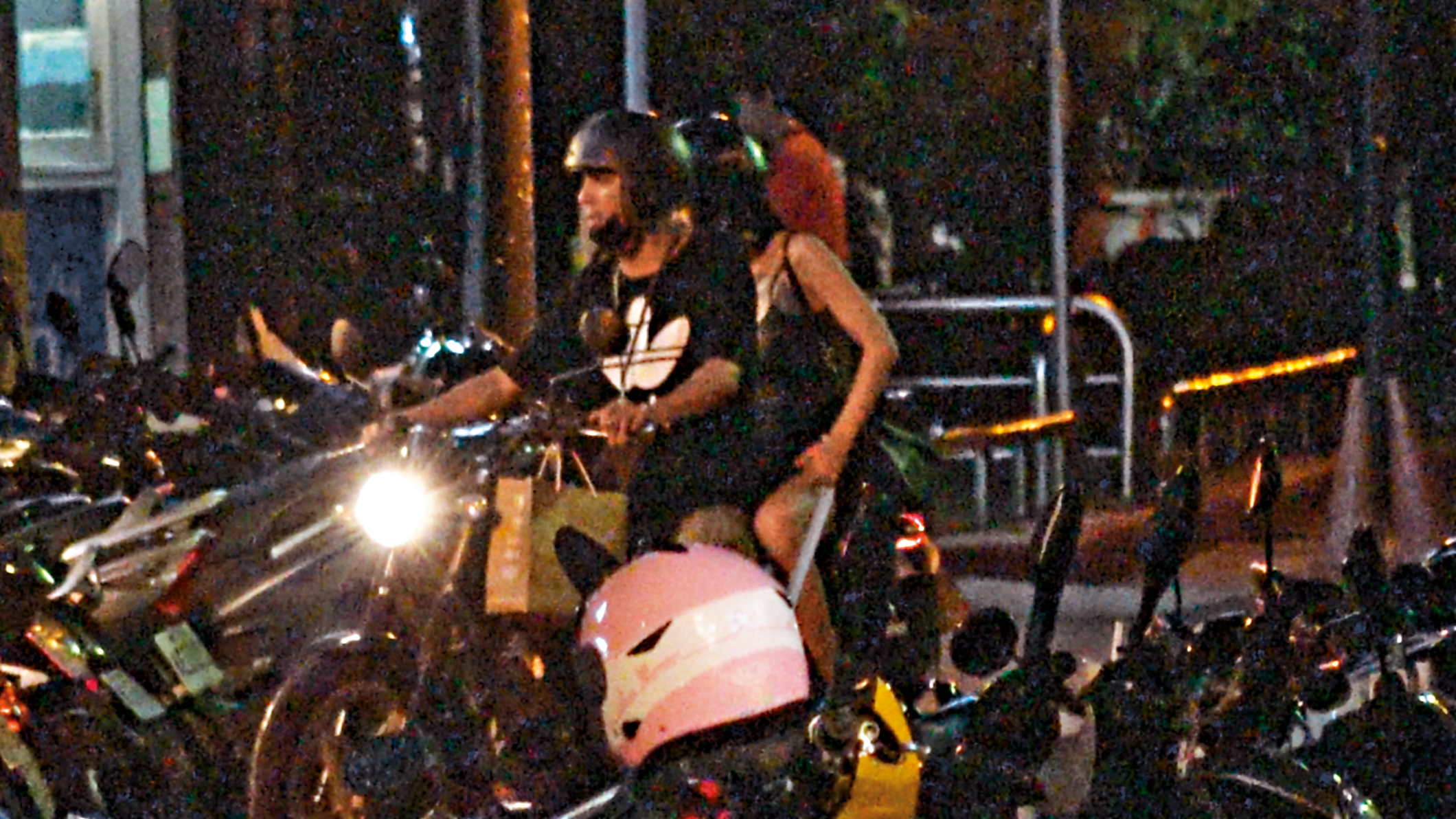 撩裙妹上嘎嘎的機車時，撩裙動作十分豪邁。