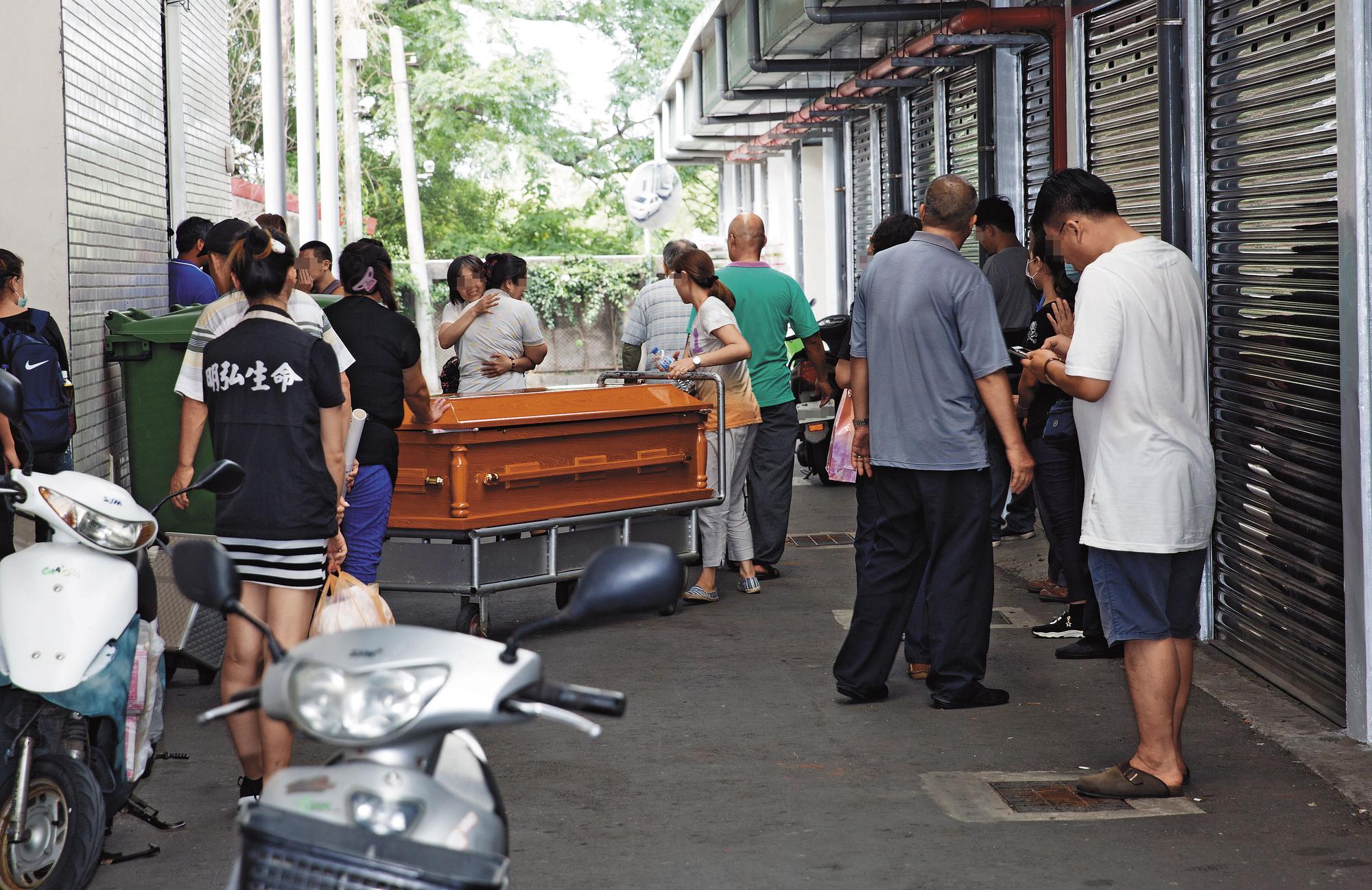 死者家屬在案發隔天赴殯儀館等待相驗結果,看到遺體仍忍不住抱頭痛哭,難以承受失去至親的痛。