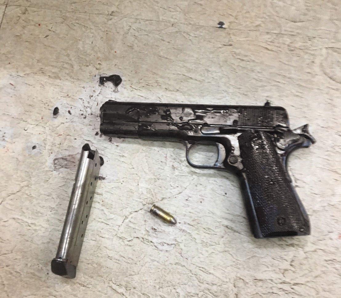 張峻豪持仿柯特手槍殺害3人,最後用同把槍結束自己生命,槍上還留有駭人血跡。