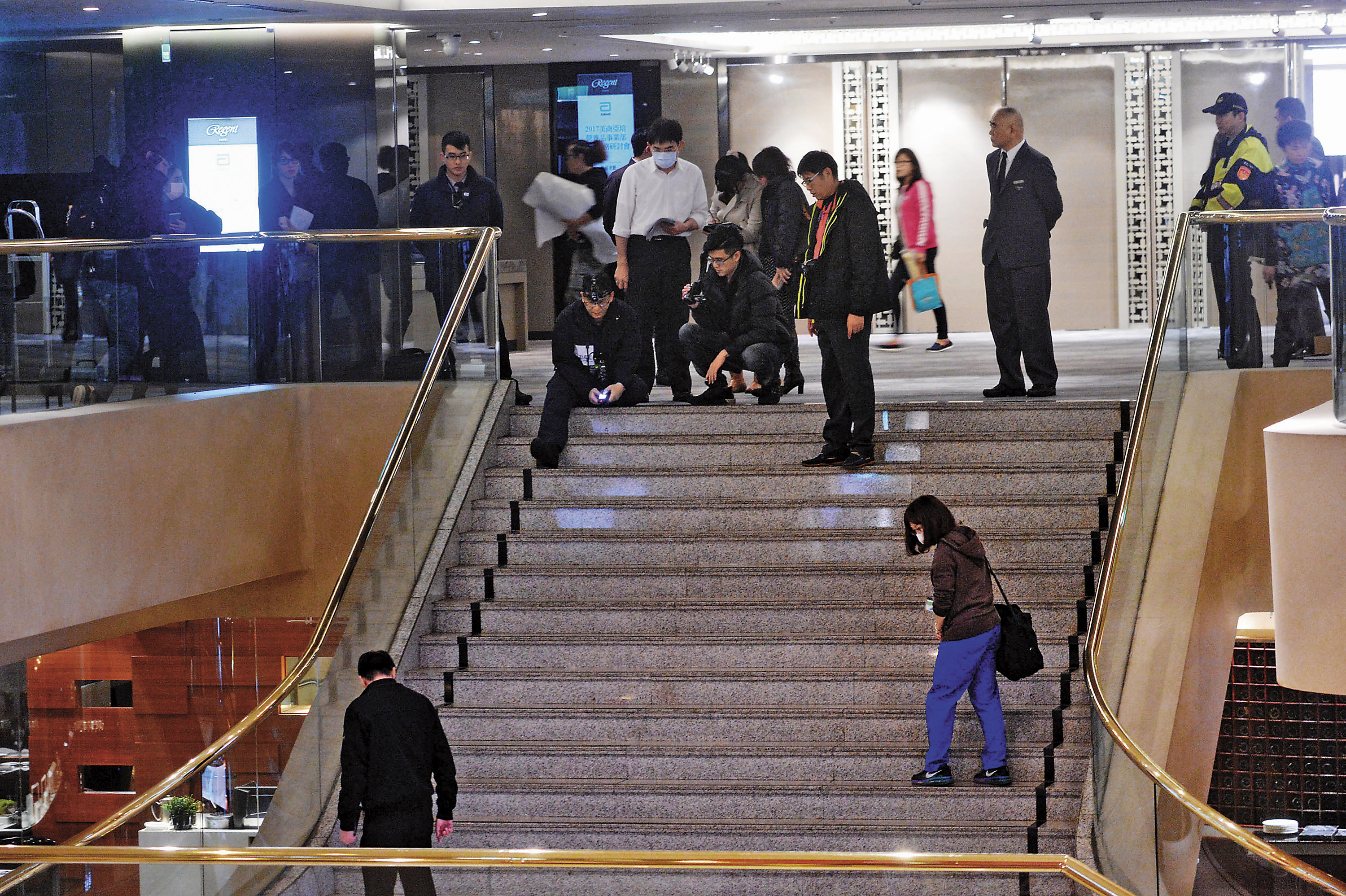 由於案發現場是死角，監視器未錄到辜成允跌倒，檢方大動作用人偶模擬，試圖還原過程。（中央社）