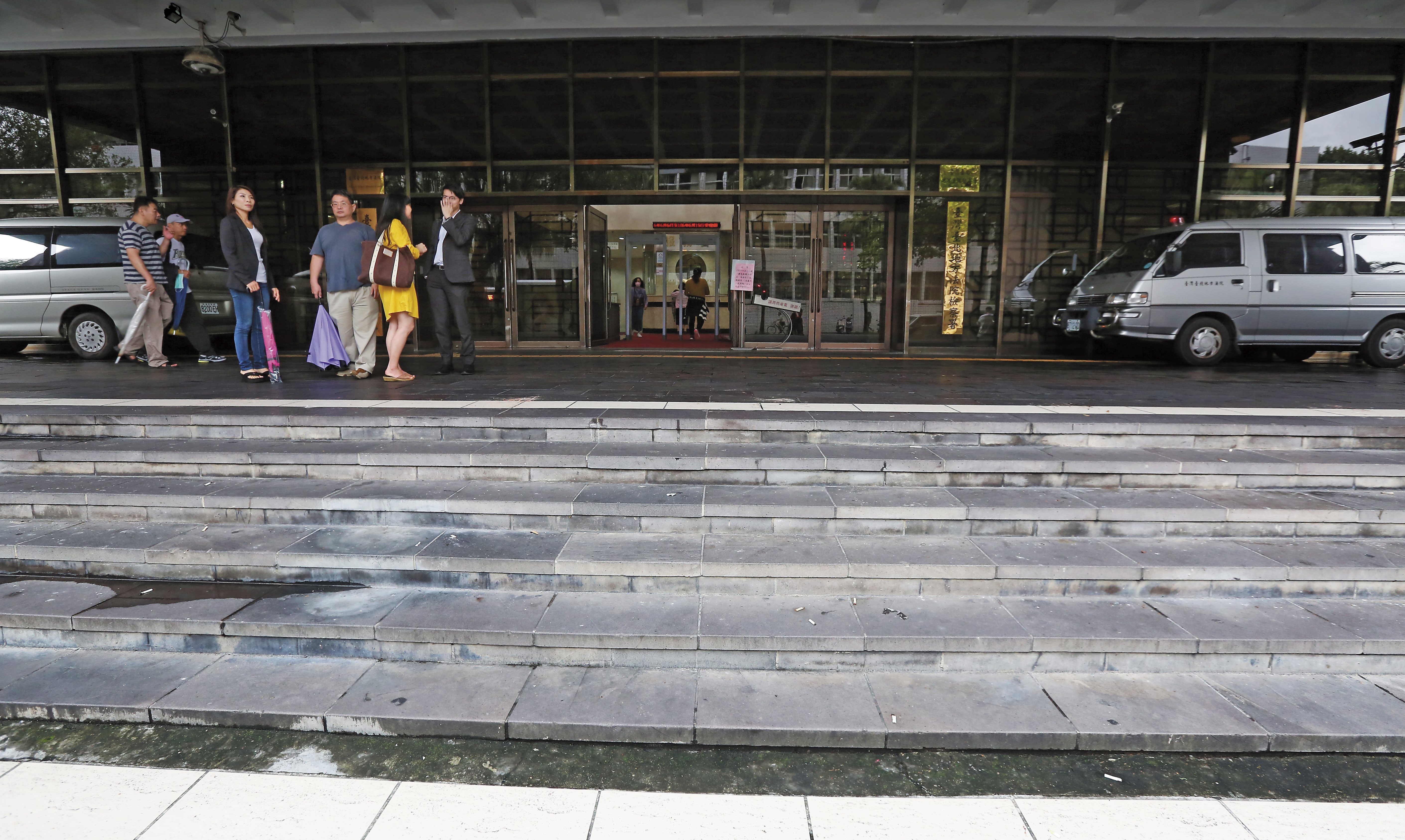 北檢大門樓梯寬度約10公尺，依照建築法規，也應該加裝中間扶手比較安全。