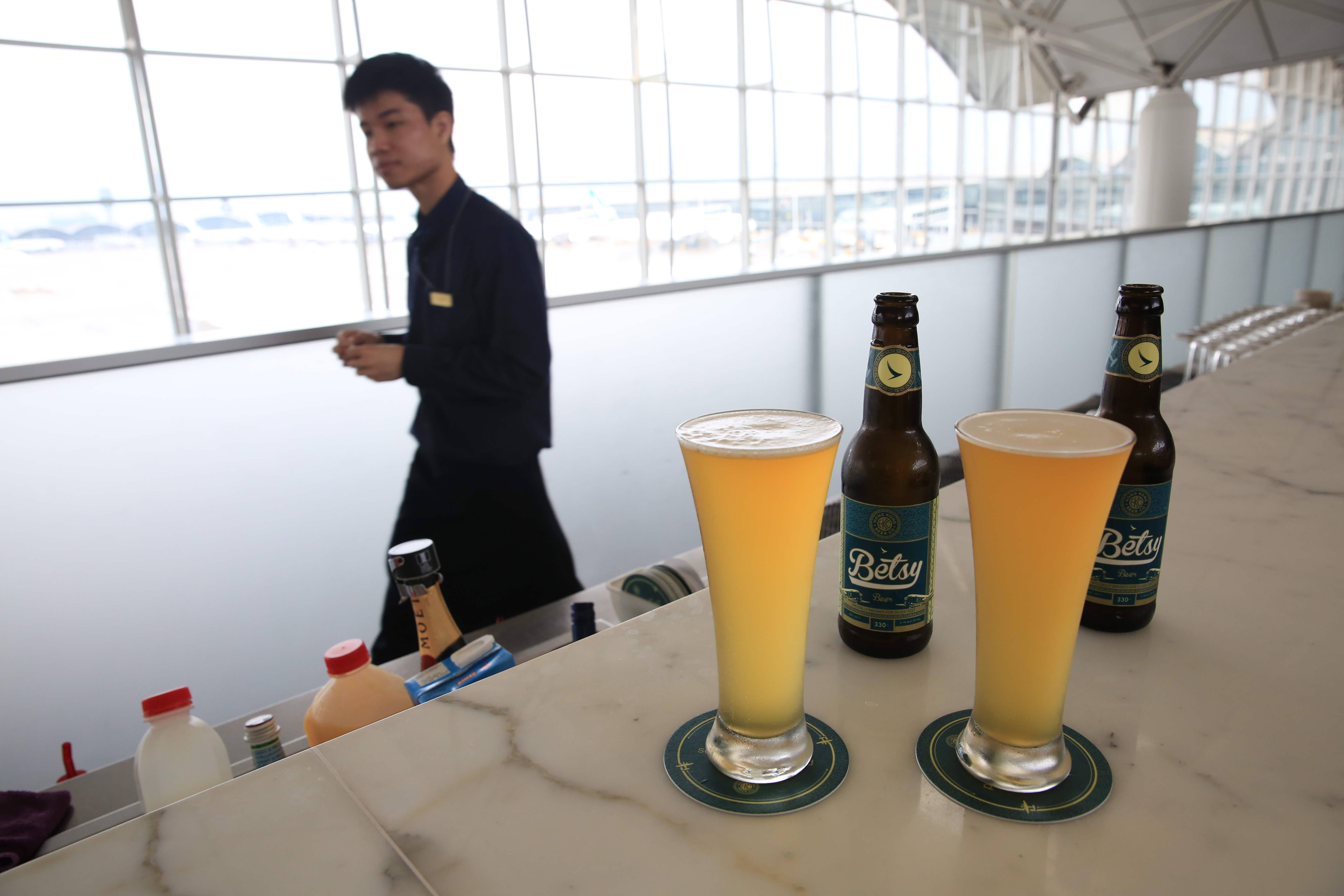 早晨在香港國際機場的國泰貴賓室裡喝精釀啤酒，是難得的放鬆享受。