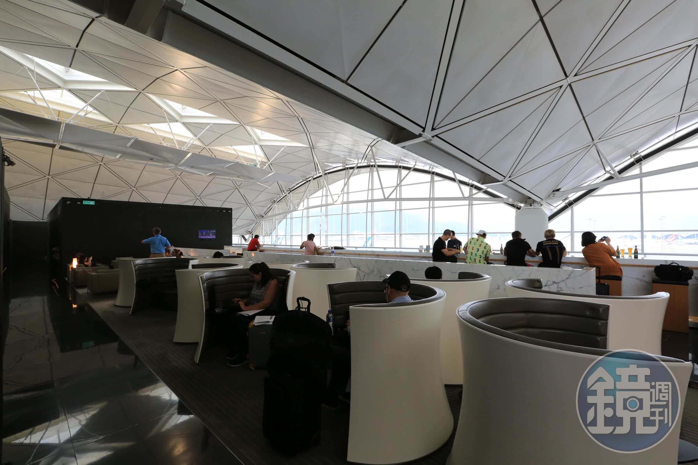 國泰航空在香港國際機場中有好幾個貴賓室，大都寬敞明亮，對長途飛行客來說，是很好的放鬆之處。