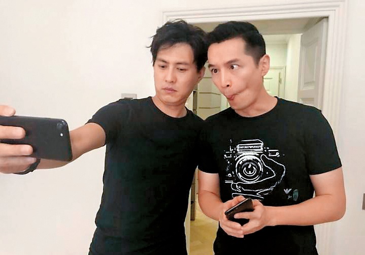 胡歌（右）與靳東自拍耍寶，這可不是觀眾心中偉大的梅宗主跟琅琊山少閣主啊。（翻攝自靳東微博）