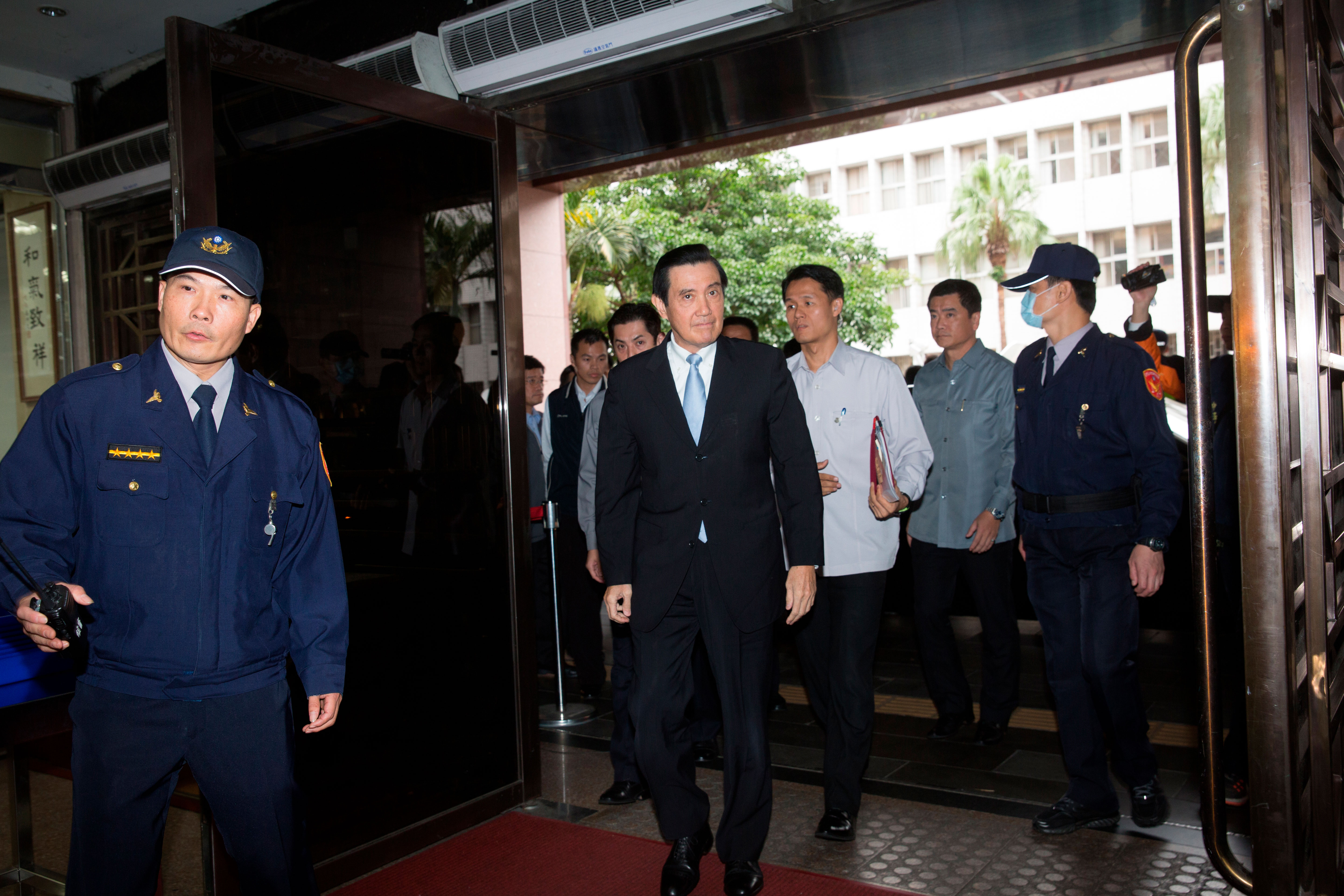 馬英九遭北檢傳喚時,神情嚴肅,與在法院自信滿滿的模樣截然不同。